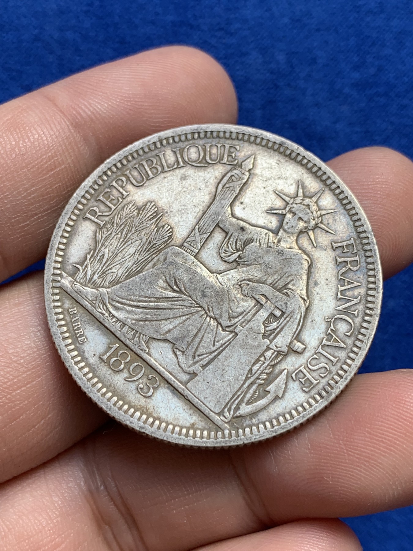 欢迎参加《竞宝斋》为国而庆 老张自藏专场 ，定制纪念章相赠 法属印支1893年坐洋壹圆银币 加重版 27.215g