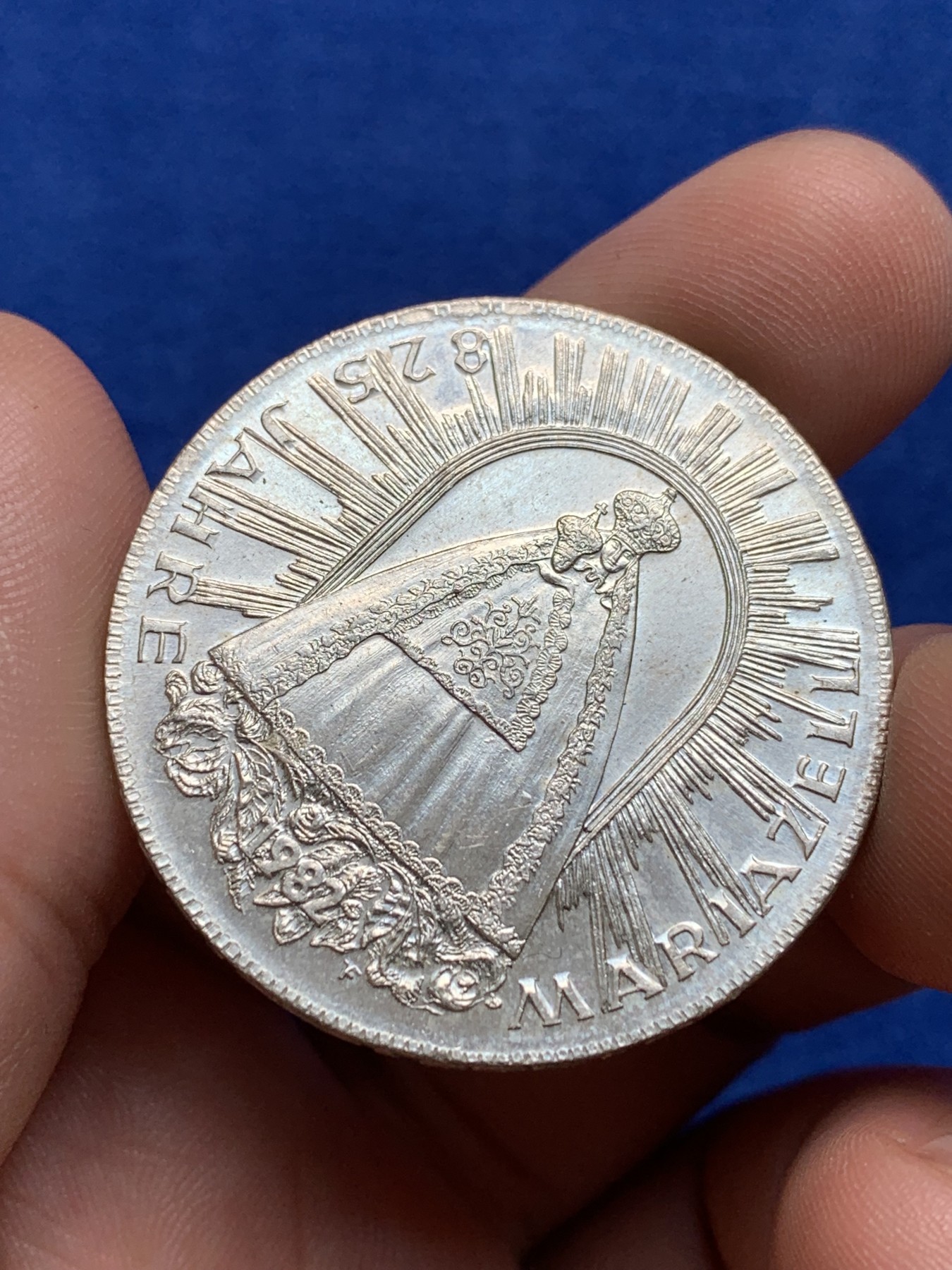 欢迎参加《竞宝斋》为国而庆 老张自藏专场 ，定制纪念章相赠 奥地利1982年圣母抱婴500先令银币