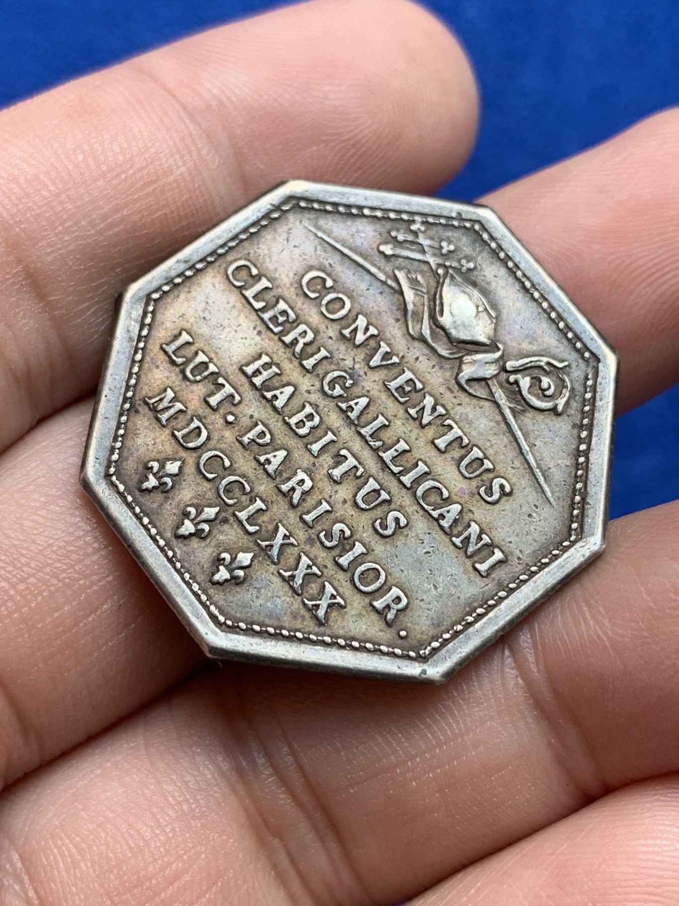 欢迎参加《竞宝斋》为国而庆 老张自藏专场 ，定制纪念章相赠 法国1780年路易十六神职人员和宗教大会银质八角代币 32.1mm 12.7克