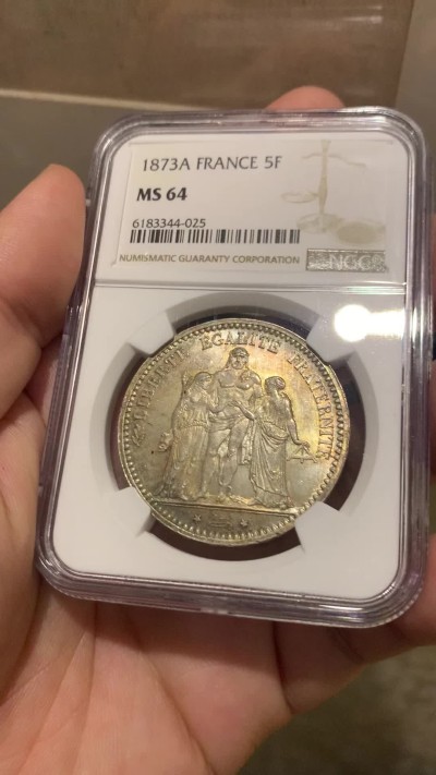 欢迎参加《竞宝斋》为国而庆 老张自藏专场 ，定制纪念章相赠 NGC MS64 法国 1873年 大力神5法郎银币 双面五彩 状态没的说