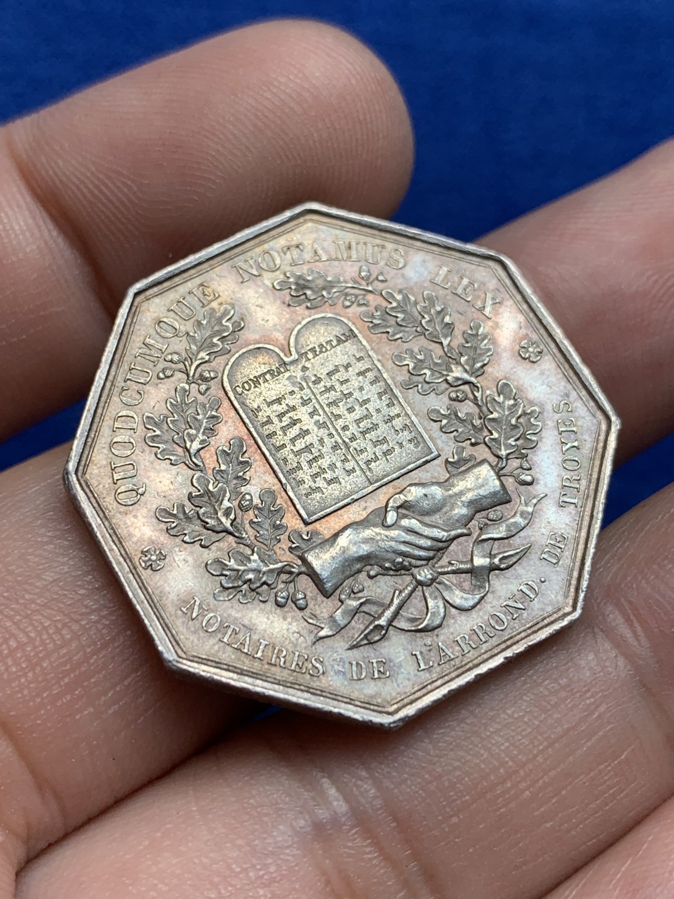 欢迎参加《竞宝斋》为国而庆 老张自藏专场 ，定制纪念章相赠 法国1833女神头像银质八角代币 少见品种 神灯边铭银标 14.3g 30.6mm