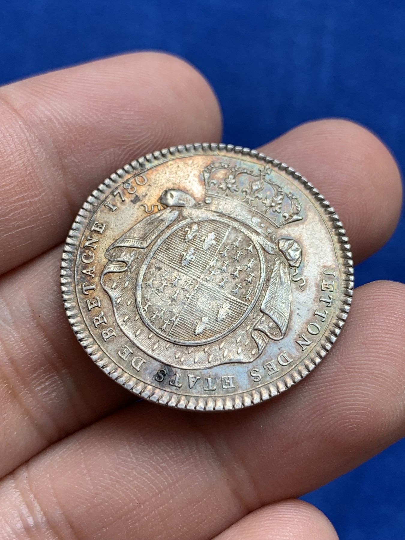 欢迎参加《竞宝斋》为国而庆 老张自藏专场 ，定制纪念章相赠 法国1780年路易十六银质代币 28.8mm 5.86克 包浆底板都很漂亮