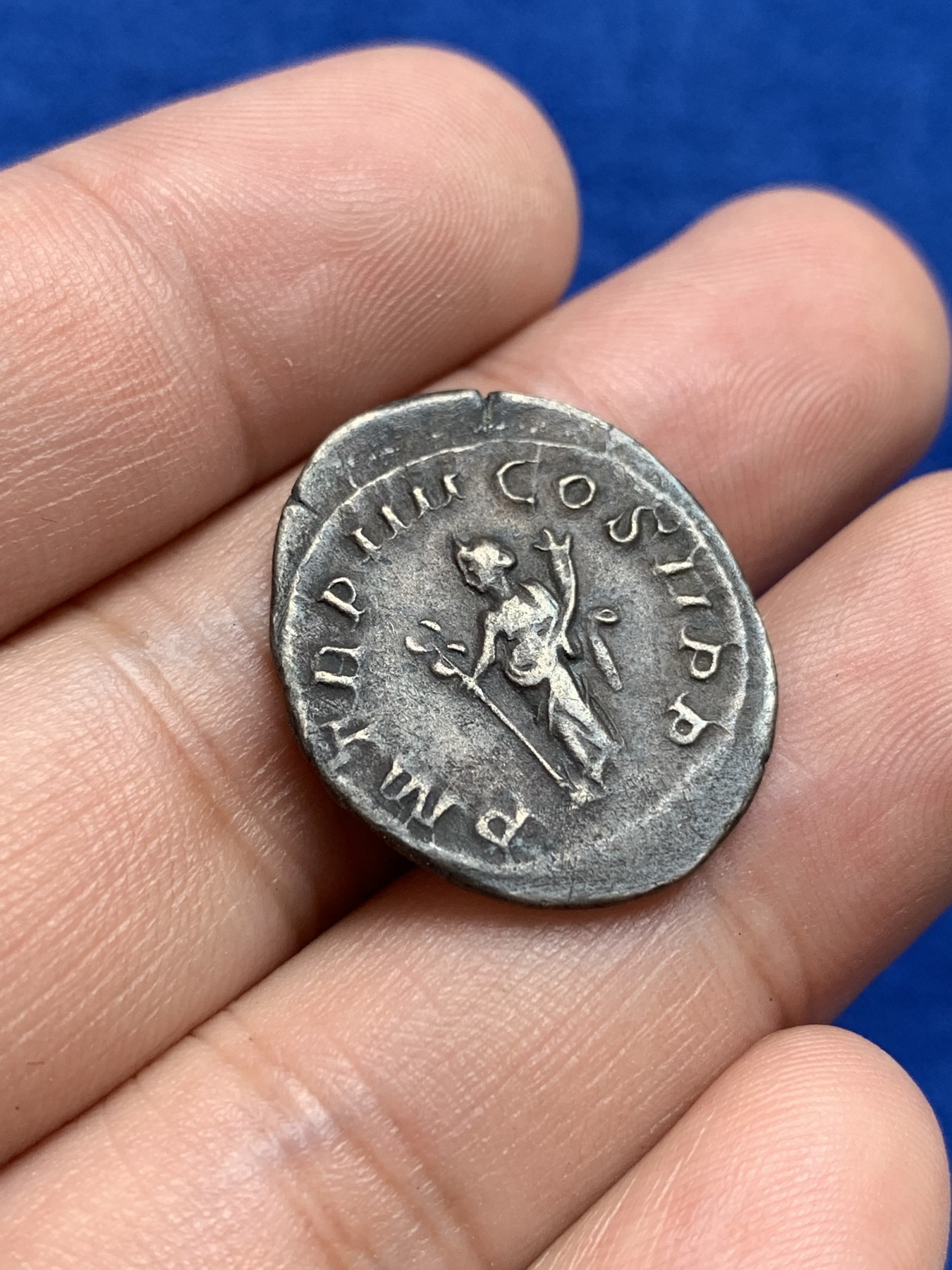 欢迎参加《竞宝斋》为国而庆 老张自藏专场 ，定制纪念章相赠 古罗马银币 24.5*21mm 4.16克 重量挺重的 双面深黑包浆 细节清晰