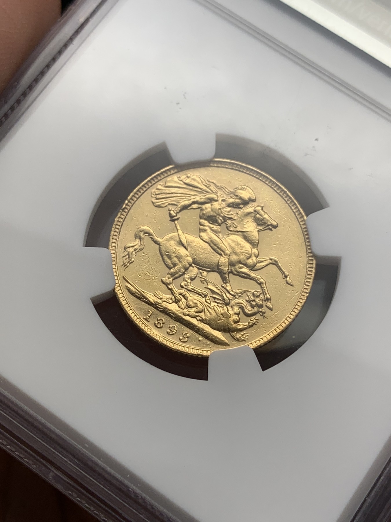 欢迎参加《竞宝斋》为国而庆 老张自藏专场 ，定制纪念章相赠 NGC AU 英国 1893年 维多利亚 披纱版 1索维林金币 8克马剑金币