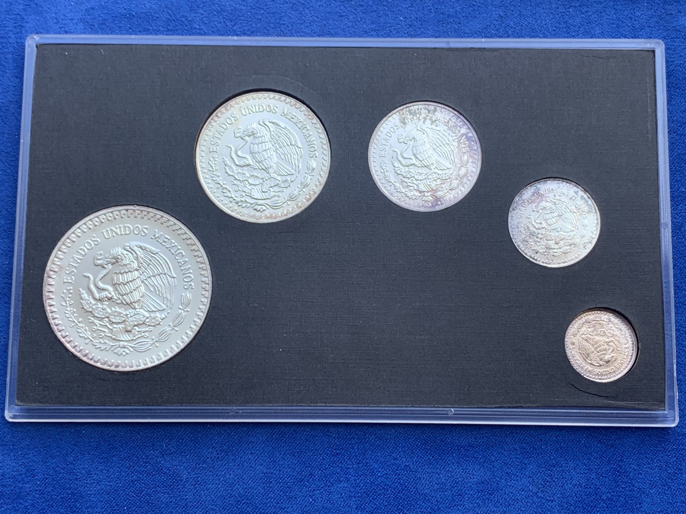 欢迎参加《竞宝斋》为国而庆 老张自藏专场 ，定制纪念章相赠 墨西哥 1992年 银币 5枚套 原盒原币包浆一致 全部999银 各面值BU 难得