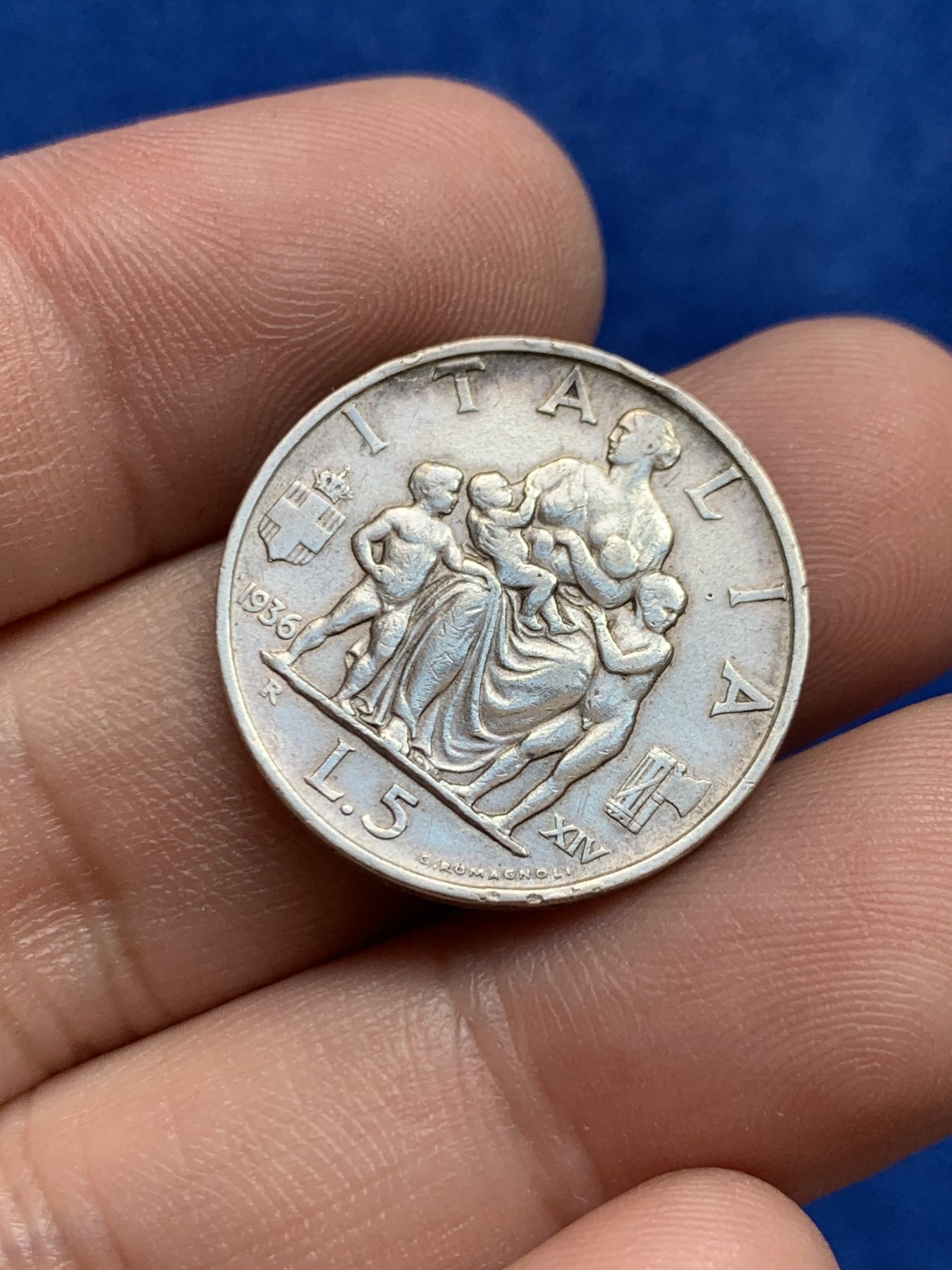 欢迎参加《竞宝斋》为国而庆 老张自藏专场 ，定制纪念章相赠 意大利 1936年 5里拉银币 圣母抱子少见品种 细节不错
