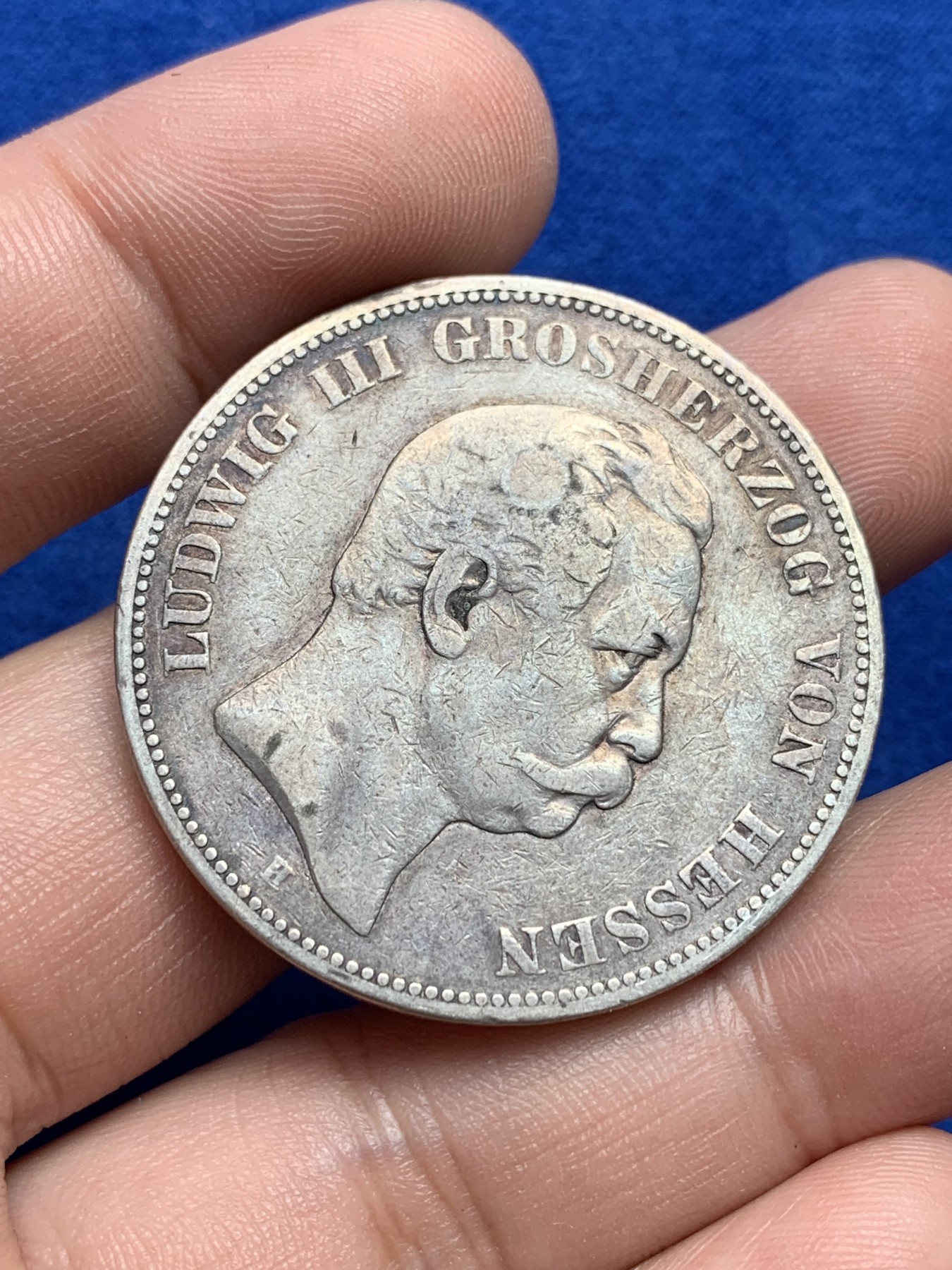 欢迎参加《竞宝斋》为国而庆 老张自藏专场 ，定制纪念章相赠 德国 1876年 黑森 5马克银币 书价极高 只有29w的流通量 不要错过