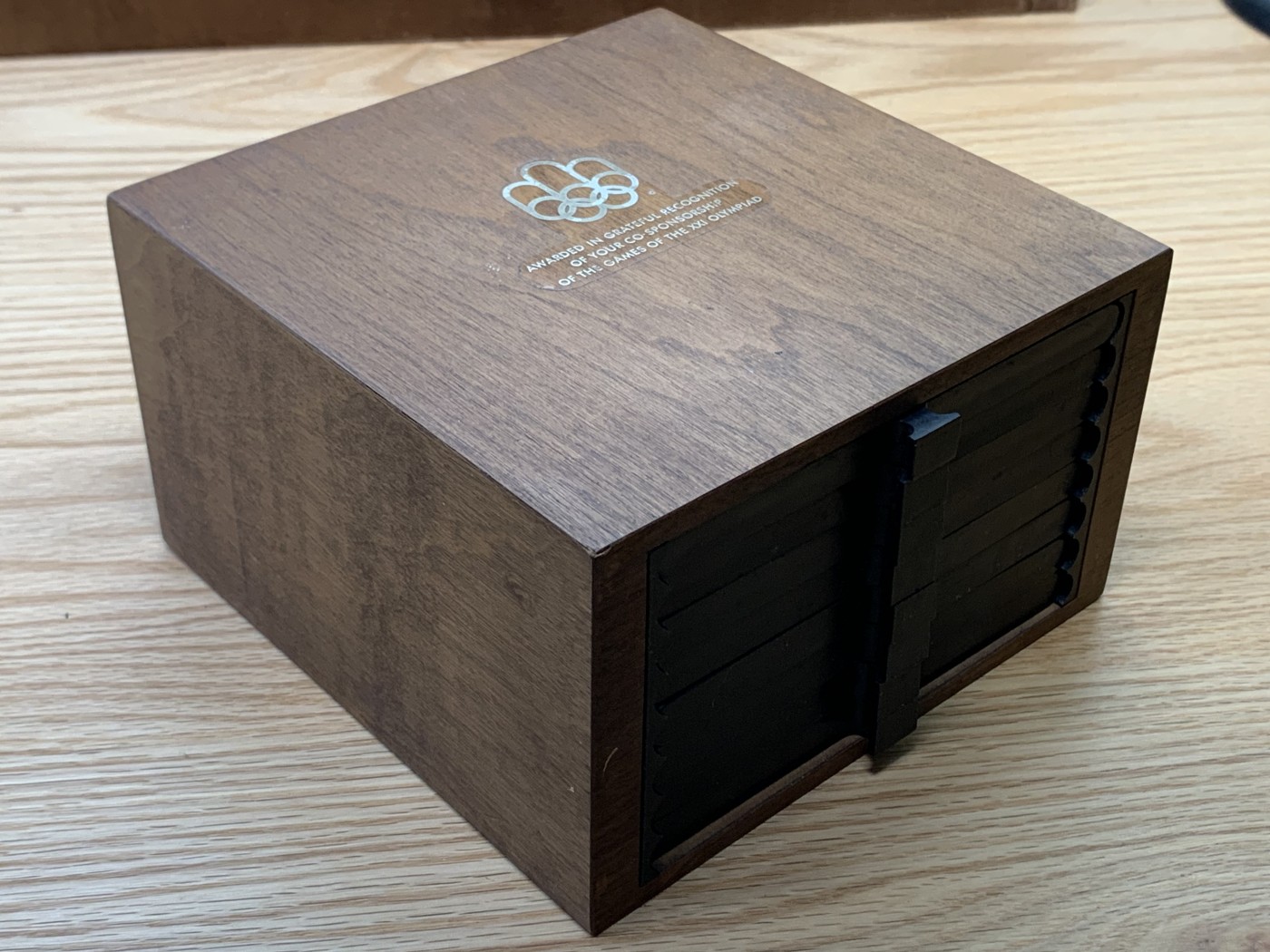 欢迎参加《竞宝斋》为国而庆 老张自藏专场 ，定制纪念章相赠 加拿大 1976年 蒙特利尔奥运会 精制版28枚大全套带原盒证书 24.3克14枚，48.6克14枚1.02公斤 带抽屉木盒 所见唯一