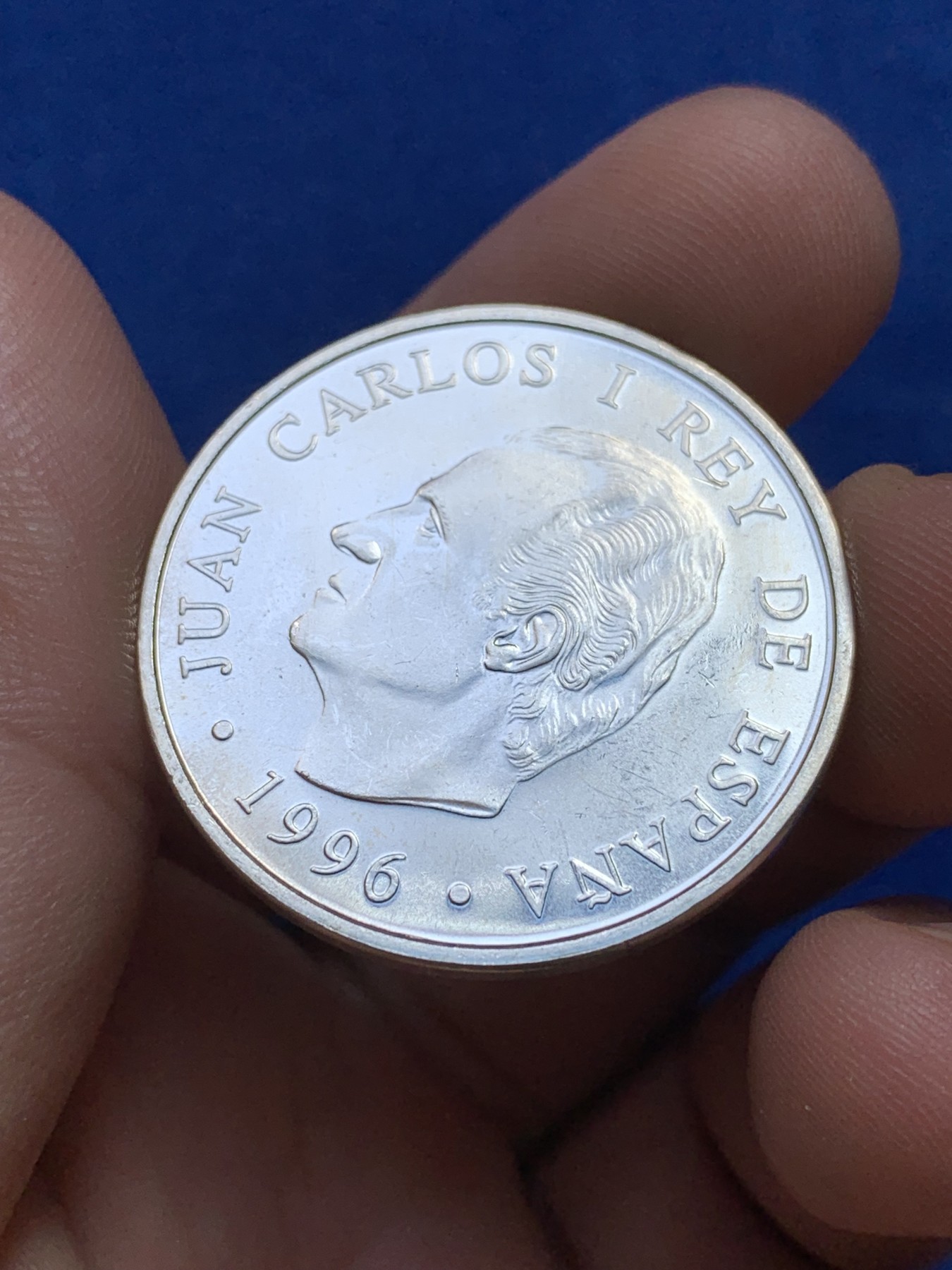 欢迎参加《竞宝斋》为国而庆 老张自藏专场 ，定制纪念章相赠 西班牙1996年画家戈雅 2000比塞塔大银币 18克 925银