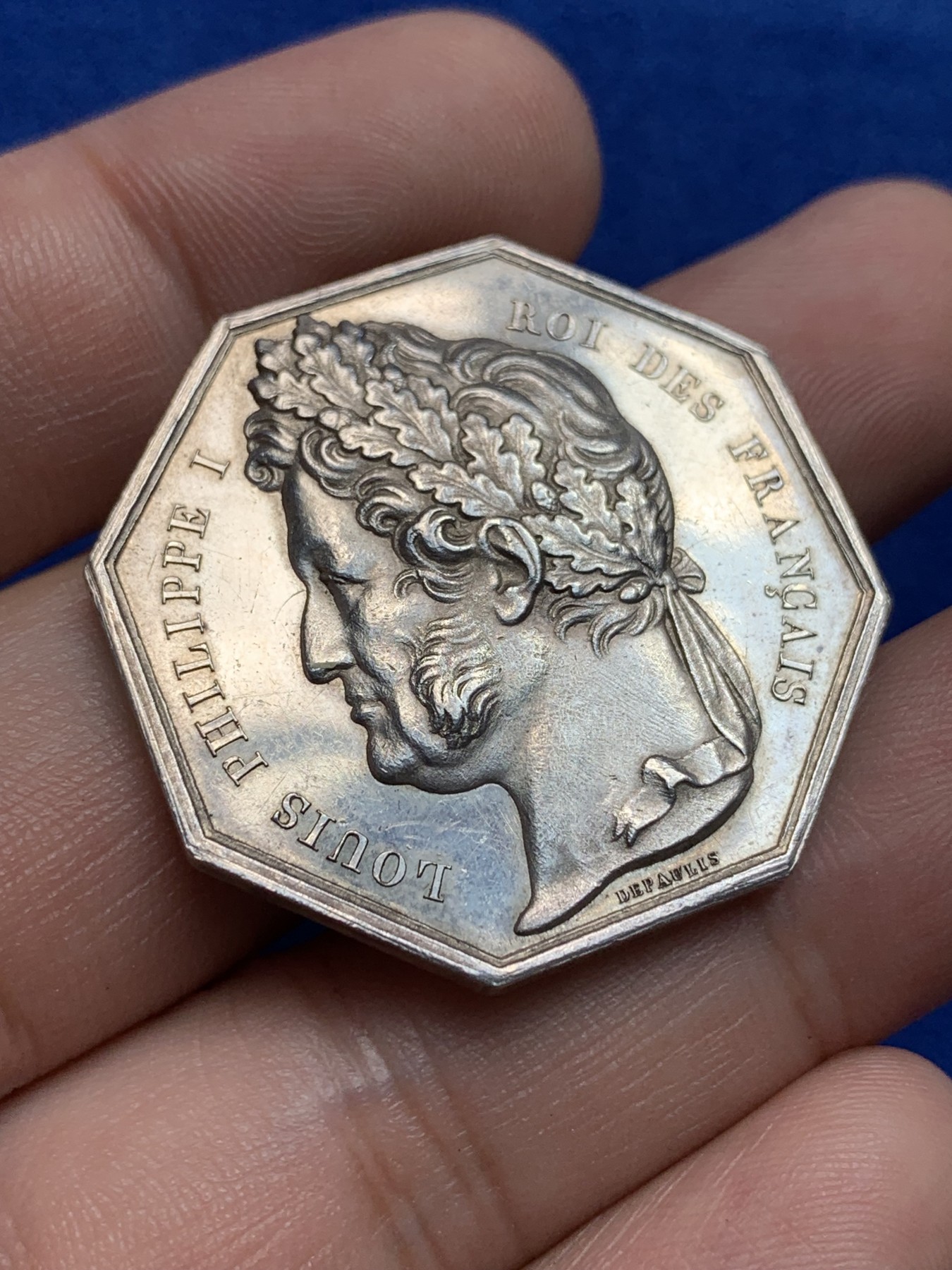 欢迎参加《竞宝斋》为国而庆 老张自藏专场 ，定制纪念章相赠 法国1842-1845菲利普公证人银质八角代币 船首铭银标 34.6mm 18克 大规格