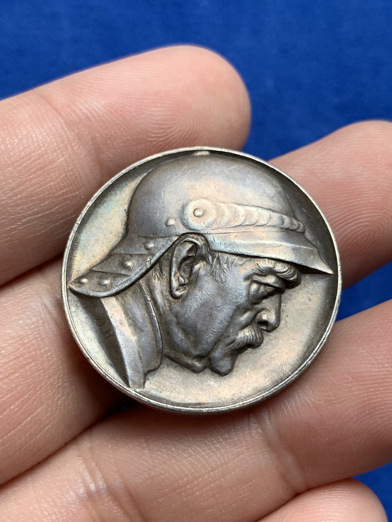 欢迎参加《竞宝斋》为国而庆 老张自藏专场 ，定制纪念章相赠 德国1895俾斯麦高浮雕纪念银章 16克 29.8mm