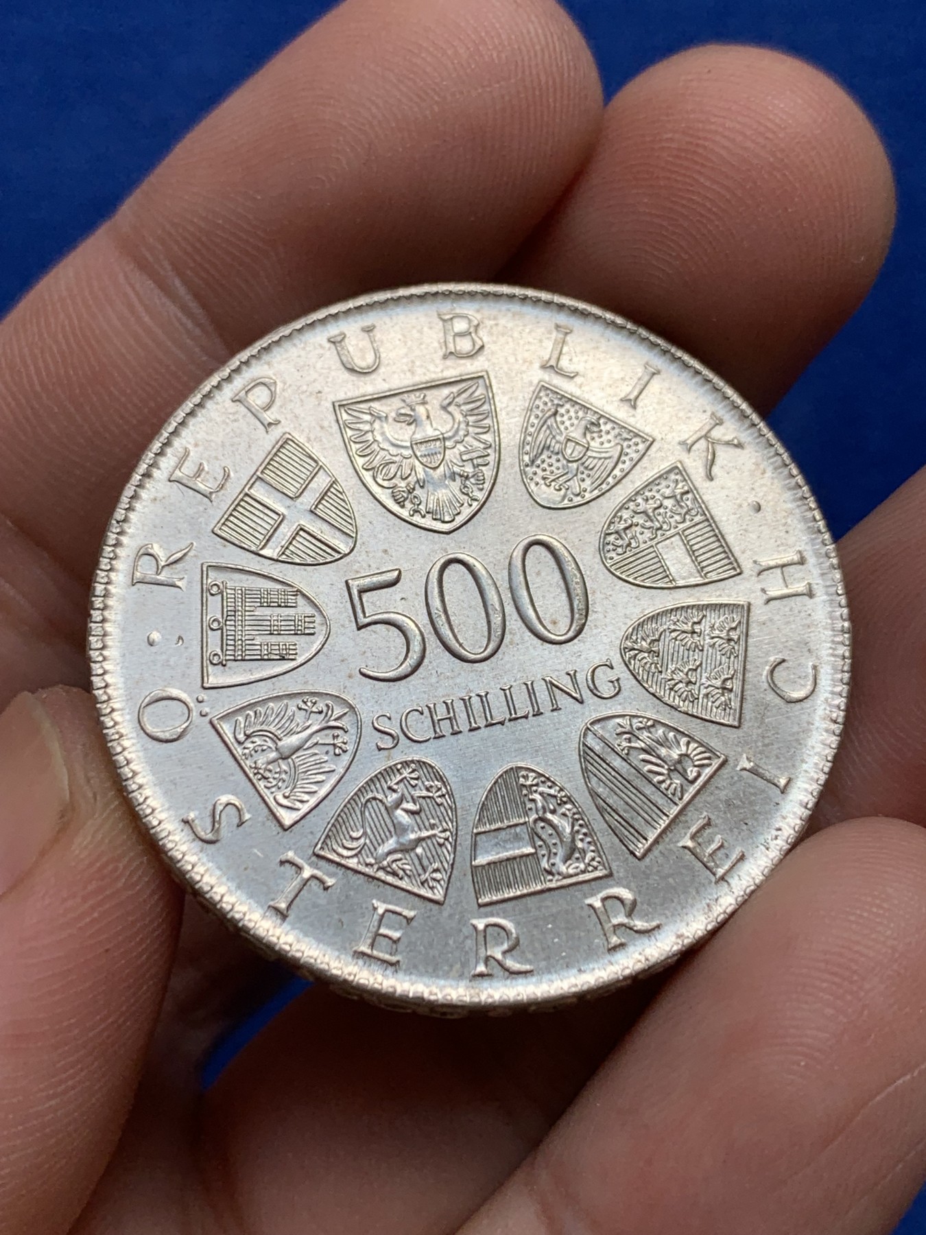 欢迎参加《竞宝斋》为国而庆 老张自藏专场 ，定制纪念章相赠 奥地利1981宗教宽容200周年纪念500先令银币