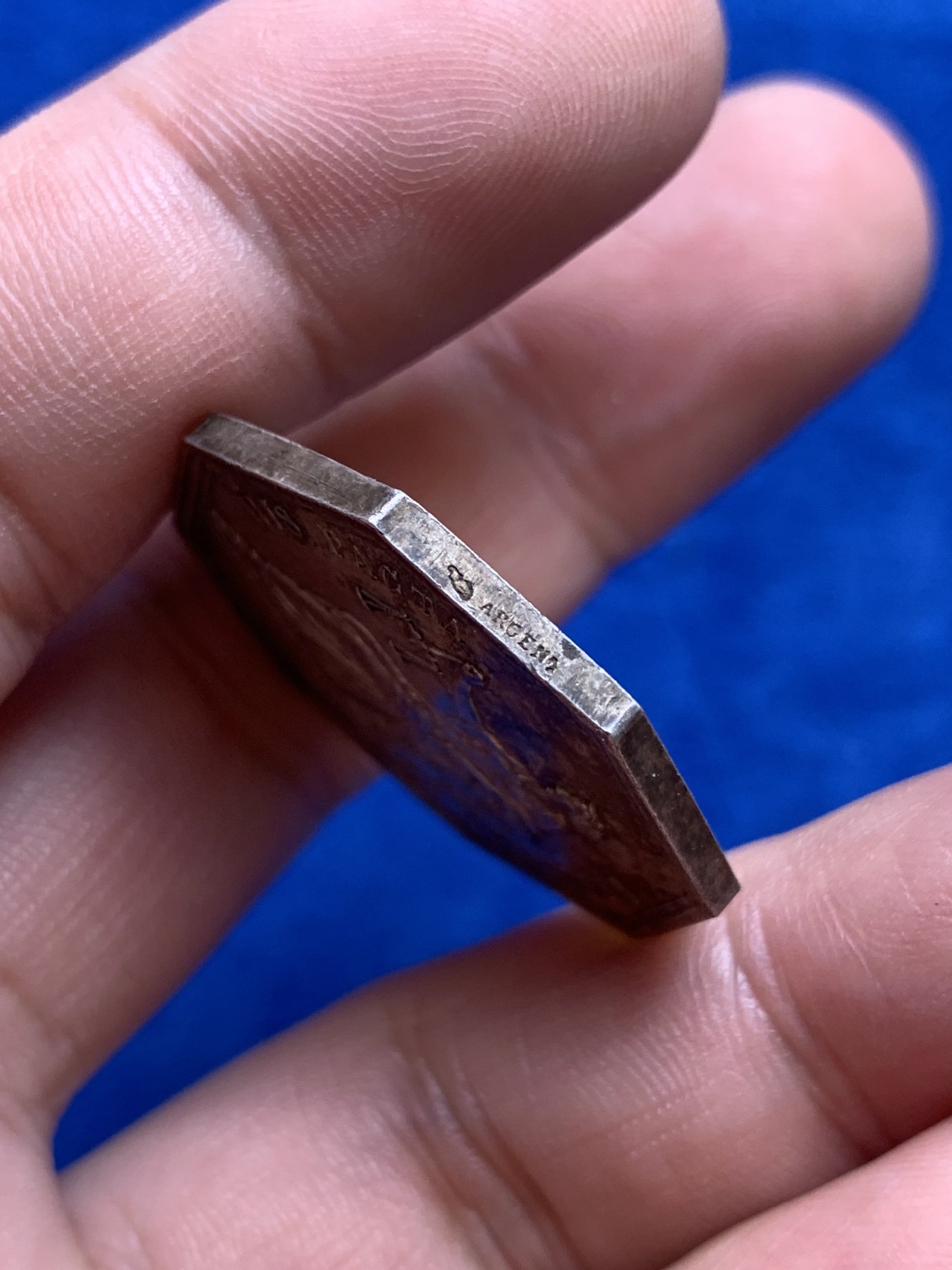 欢迎参加《竞宝斋》为国而庆 老张自藏专场 ，定制纪念章相赠 法国公证人银质八角代币 丰饶角边铭银标 30.2mm 12.5克 底板光亮 带包浆