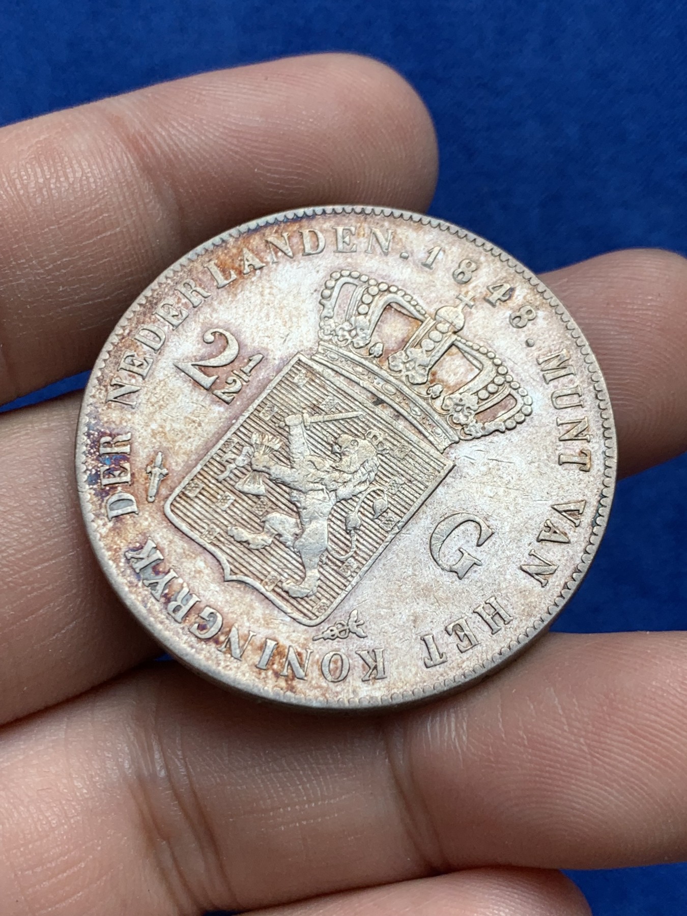 欢迎参加《竞宝斋》为国而庆 老张自藏专场 ，定制纪念章相赠 荷兰 1848年 长脖子 2.5盾大银币 945高银品种 细节好 这个带包浆的很不容易 可能和成分有关