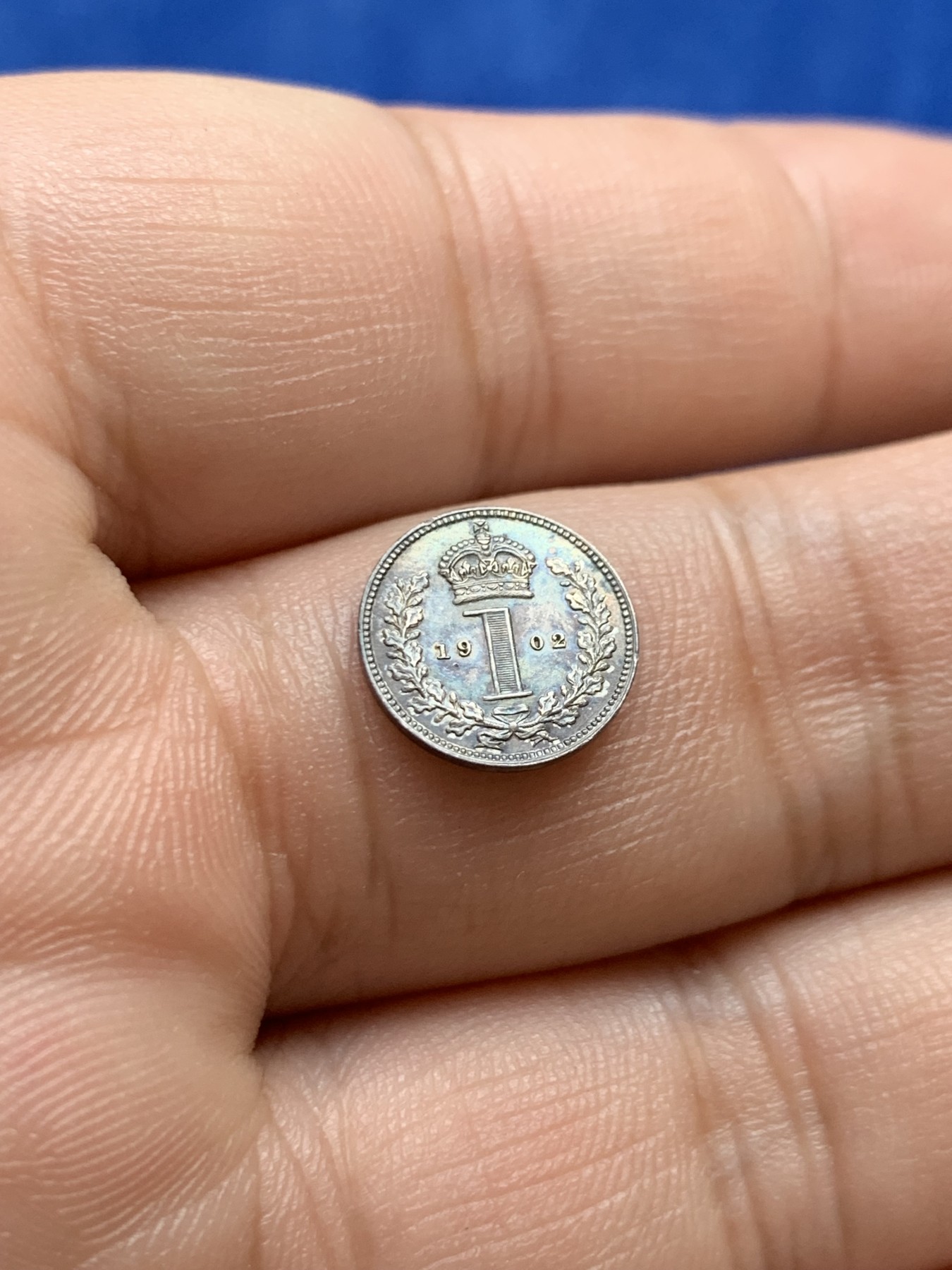 欢迎参加《竞宝斋》为国而庆 老张自藏专场 ，定制纪念章相赠 英国1902年爱七灌足节1便士银币 绚丽五彩包浆 可评级