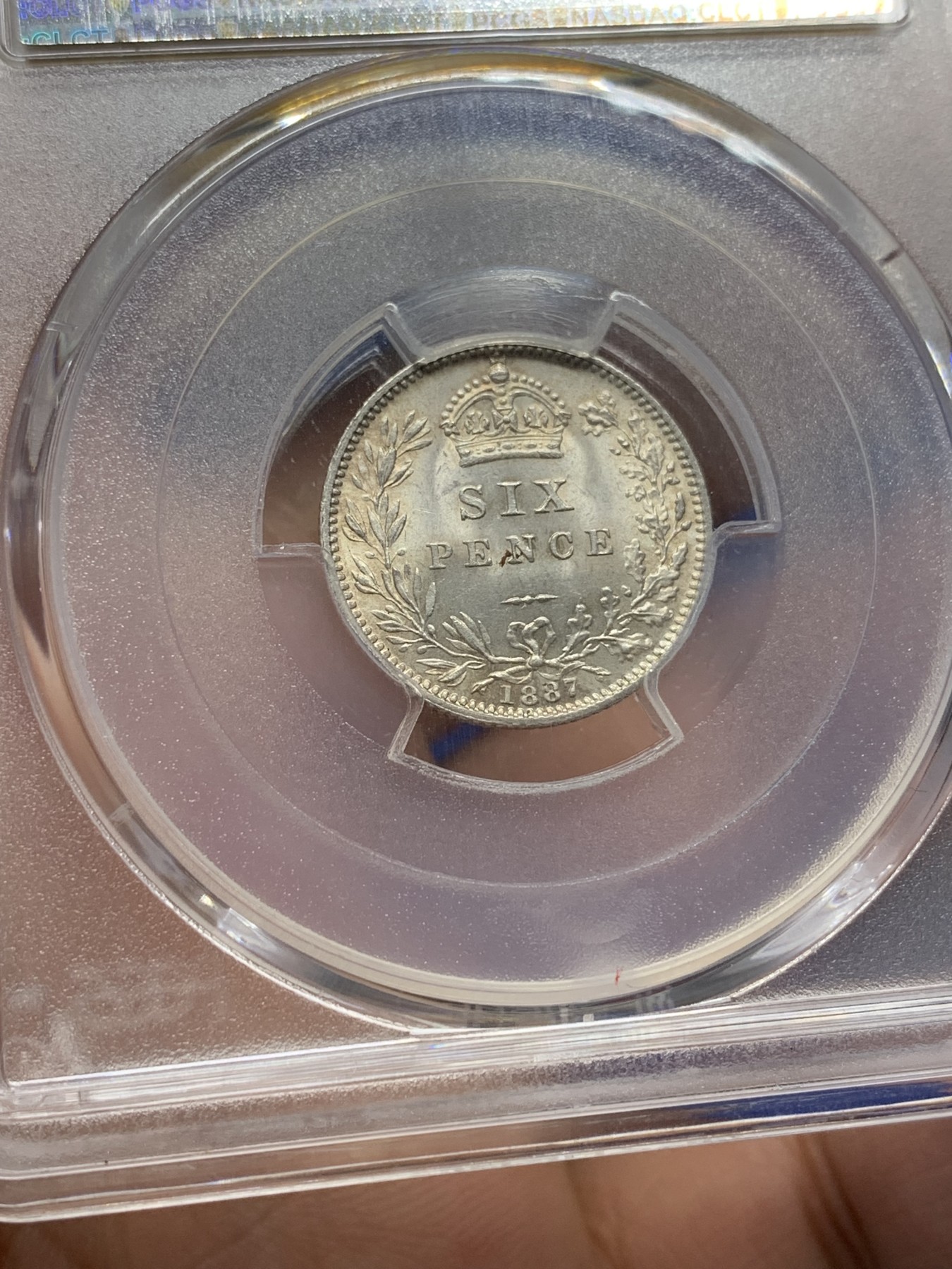 欢迎参加《竞宝斋》为国而庆 老张自藏专场 ，定制纪念章相赠 PCGS MS64 英国1887年维多利亚高冠版 6便士银币 SIX面值版 和上一枚刚好是一对