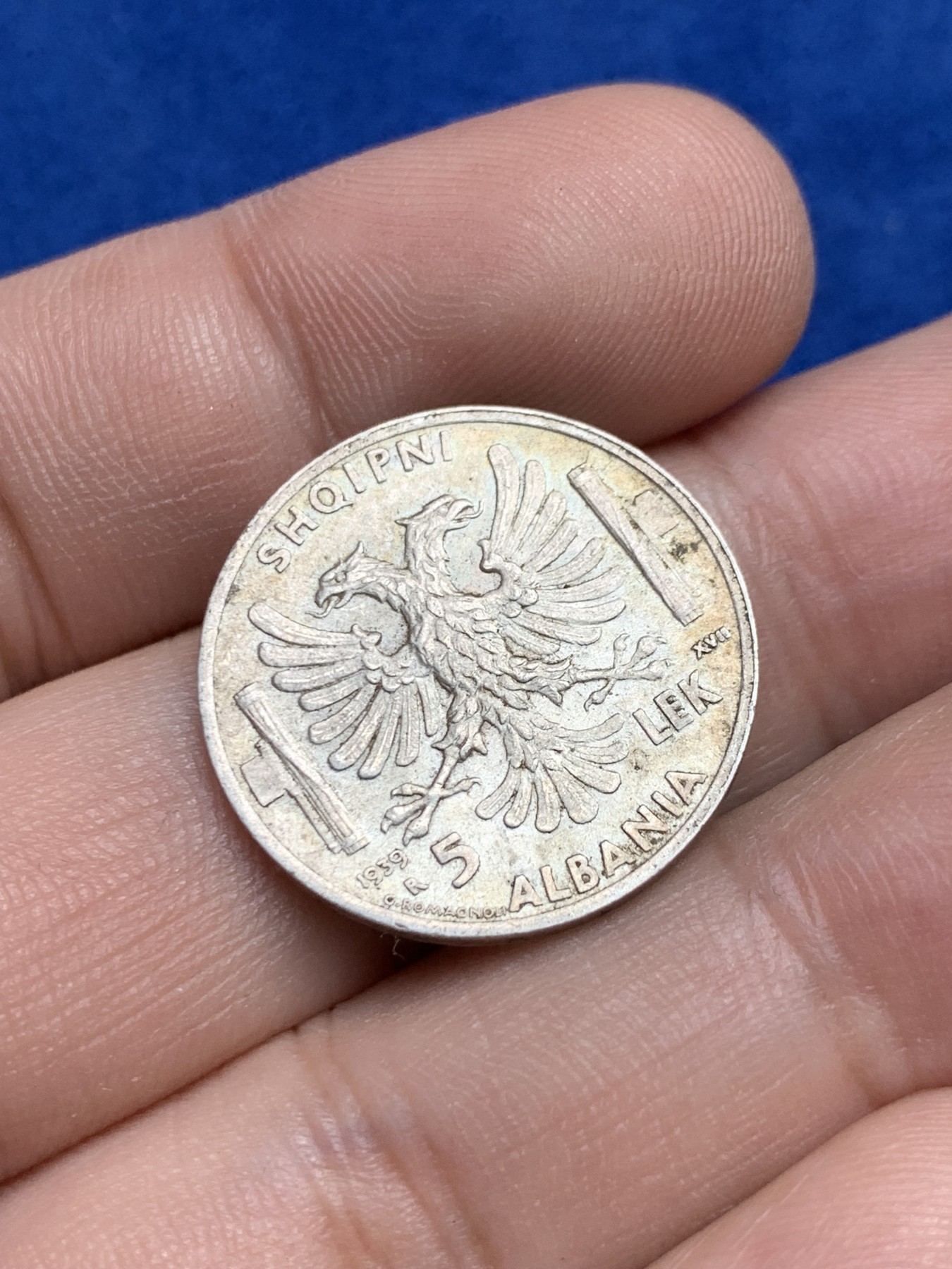 欢迎参加《竞宝斋》为国而庆 老张自藏专场 ，定制纪念章相赠 意占阿尔巴尼亚1939年5列克银币，带光好品。少见品种