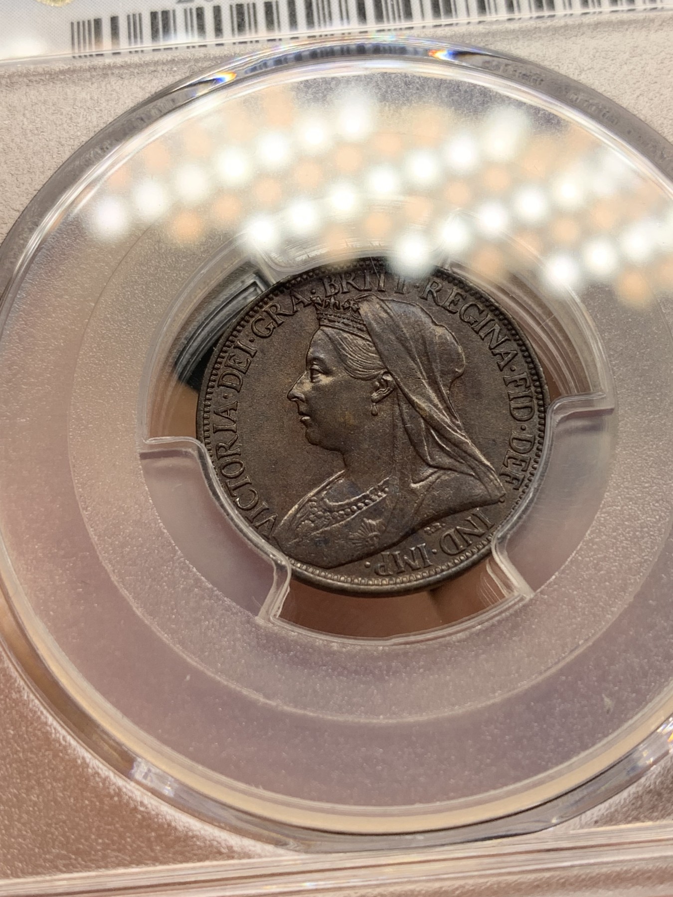 欢迎参加《竞宝斋》为国而庆 老张自藏专场 ，定制纪念章相赠 PCGS MS64 英国1900年维多利亚披纱版1法新铜币 双面巧克力包浆 状态好