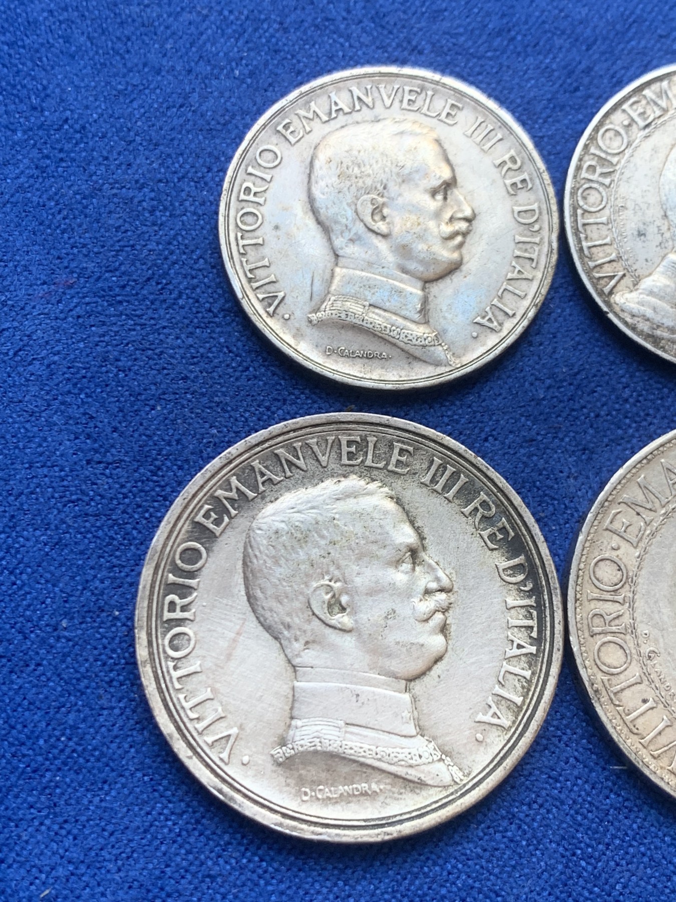 欢迎参加《竞宝斋》为国而庆 老张自藏专场 ，定制纪念章相赠 意大利 马车银币 4枚一组 两枚圈版 两枚无圈版