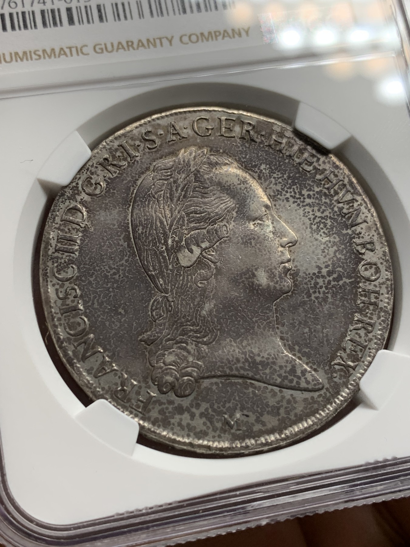 欢迎参加《竞宝斋》为国而庆 老张自藏专场 ，定制纪念章相赠 NGC XF 神圣罗马帝国 1793 弗朗茨二世 1泰勒 大银币 双面深打 人像几乎磨损 背面极少减重痕 这样的XF 真是无语了，米兰厂造 不是属于意大利，标签错误