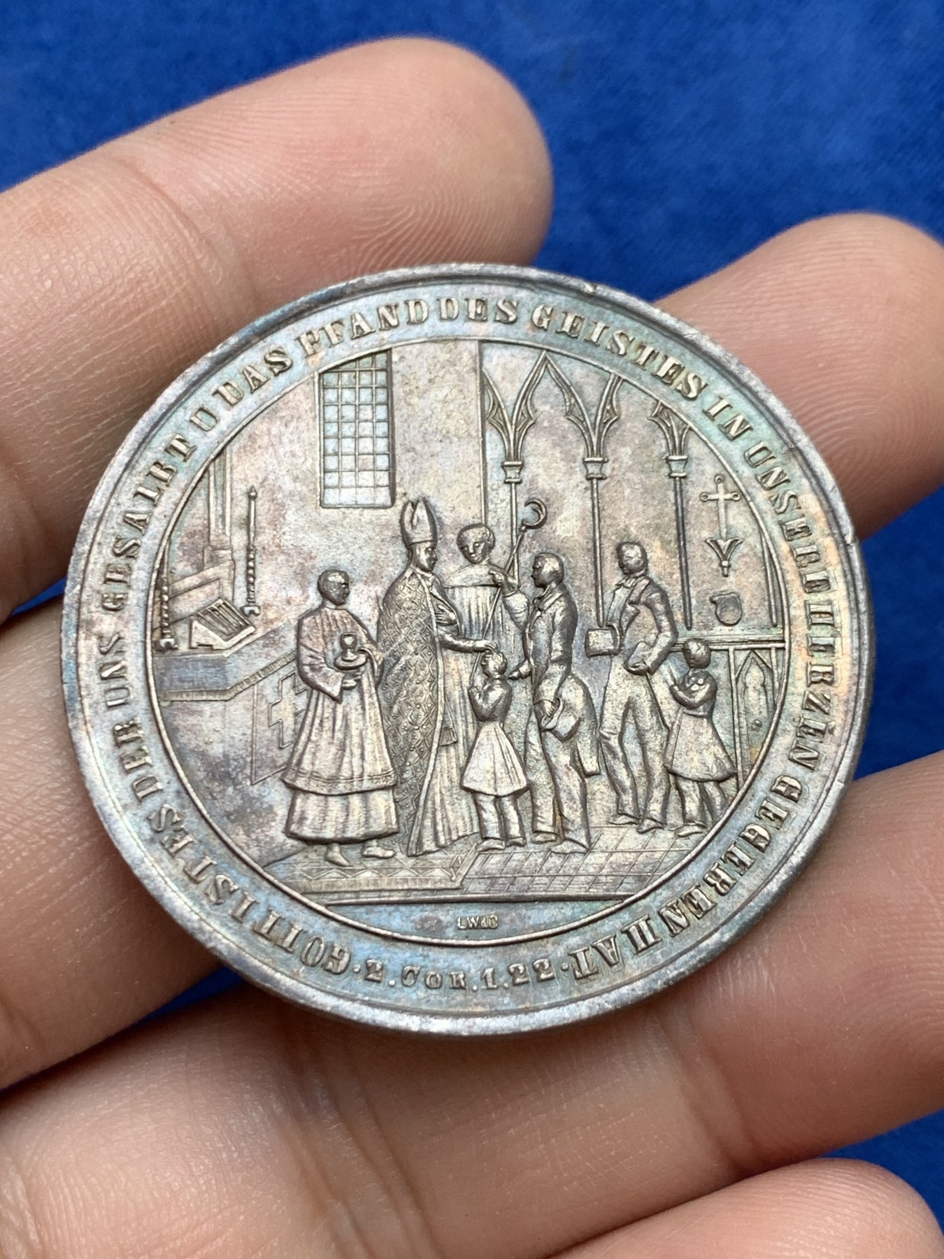 欢迎参加《竞宝斋》为国而庆 老张自藏专场 ，定制纪念章相赠 梵蒂冈 教皇银章 细节丰富 人物状态自然 包浆也漂亮 19克 40.2mm