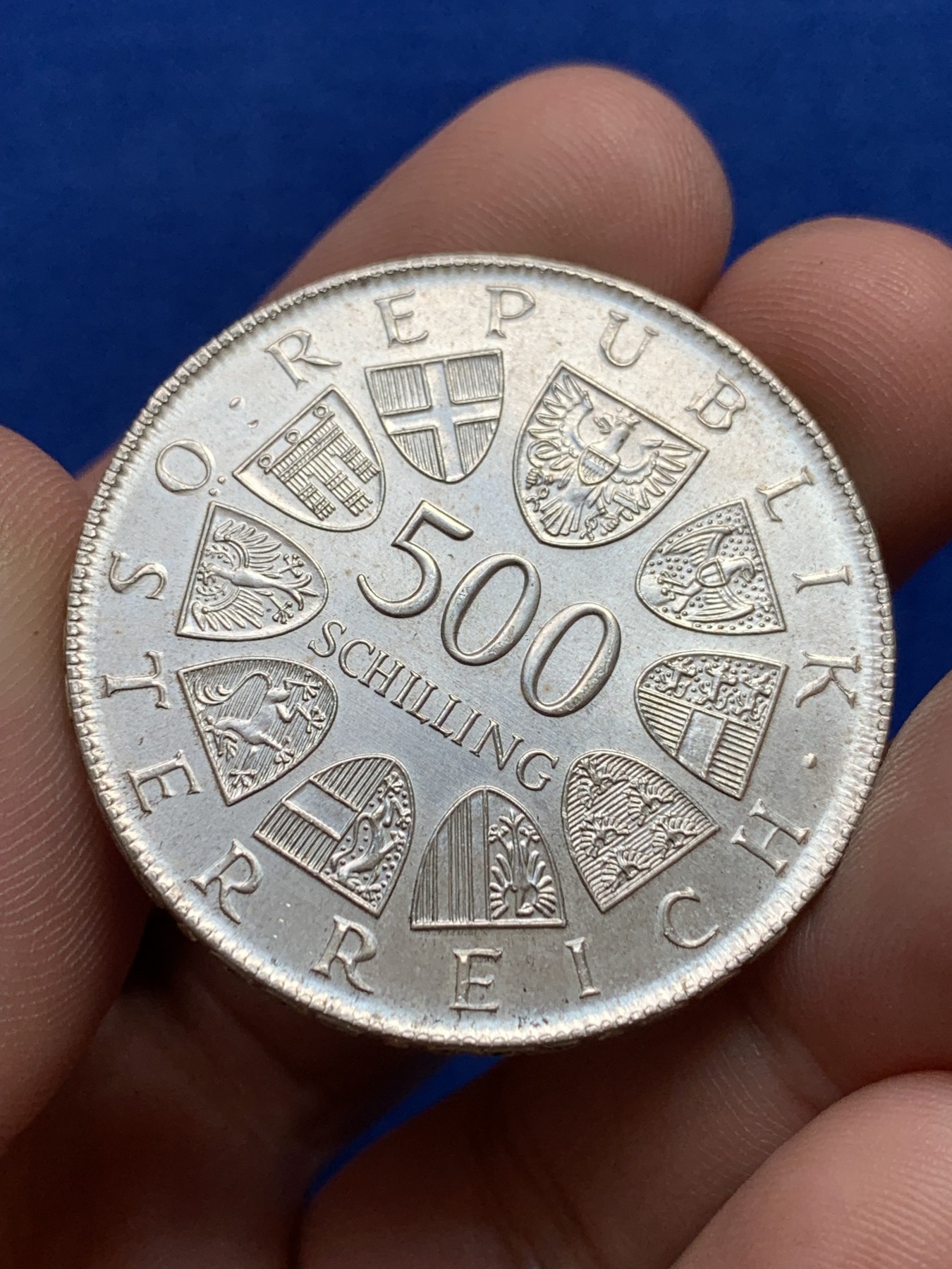 欢迎参加《竞宝斋》为国而庆 老张自藏专场 ，定制纪念章相赠 奥地利1981宗教宽容200周年纪念500先令银币