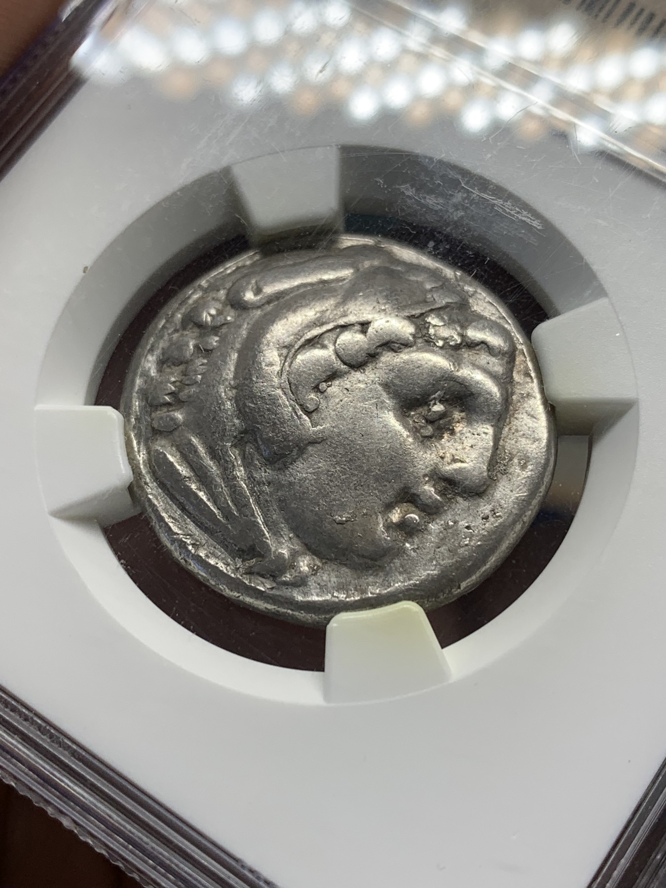 欢迎参加《竞宝斋》为国而庆 老张自藏专场 ，定制纪念章相赠 NGC CHF古希腊 公元336-323年 亚历山大大帝 4德 大银币 17克左右的大规格 眼神深邃 不错的版本