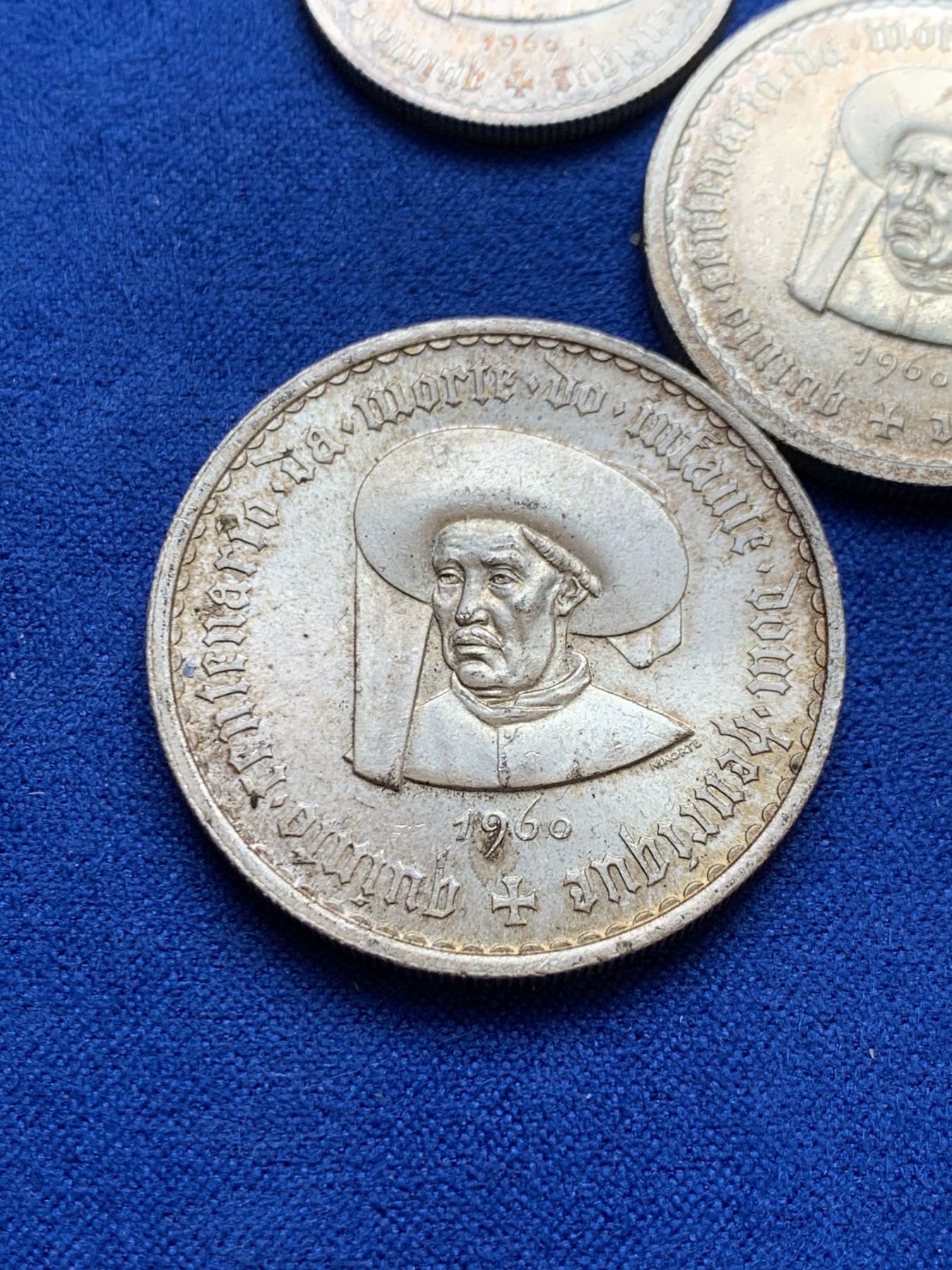 欢迎参加《竞宝斋》为国而庆 老张自藏专场 ，定制纪念章相赠 葡萄牙1960年5、10、20埃斯库多银币3枚一套 总重40.5克 未使用品