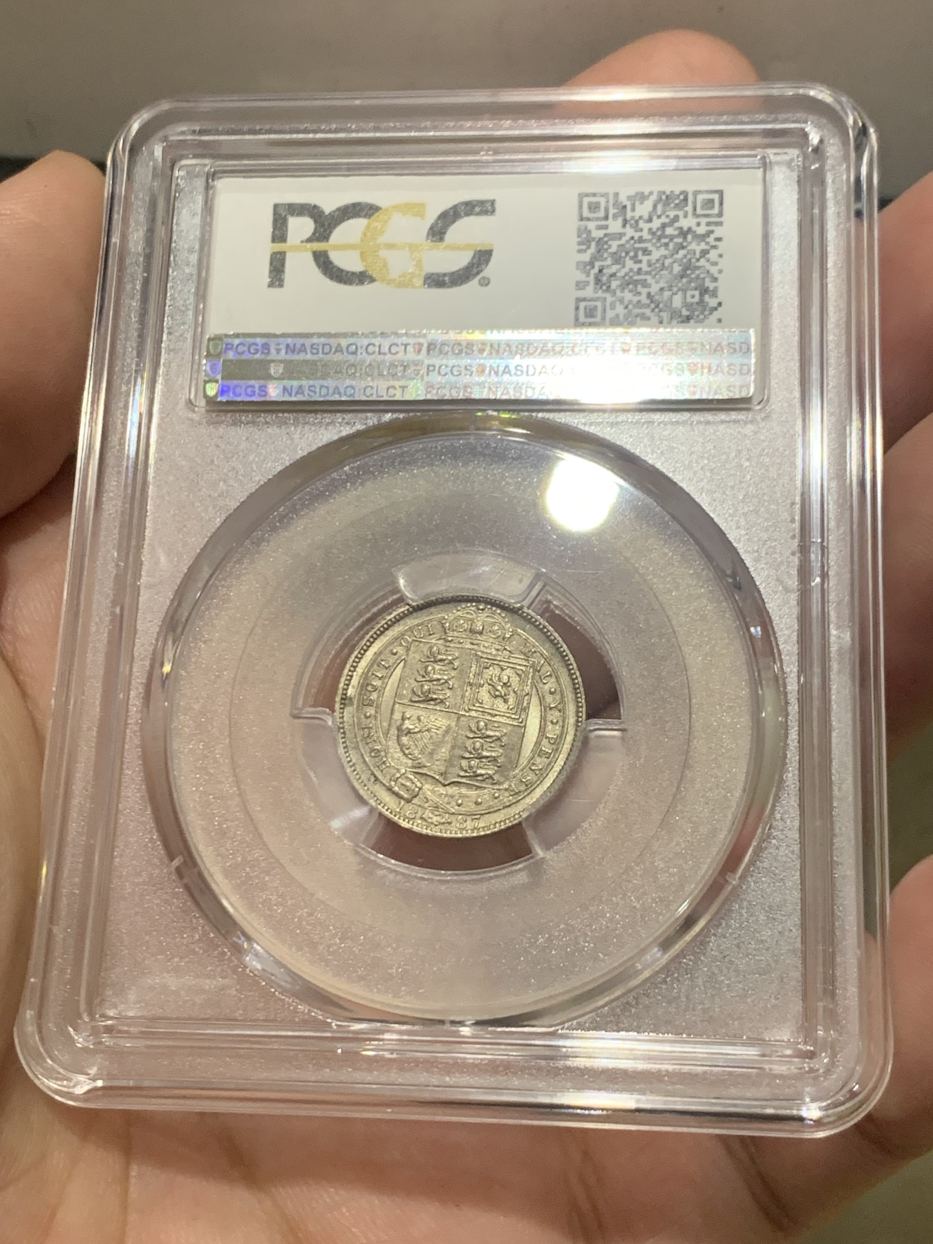 欢迎参加《竞宝斋》为国而庆 老张自藏专场 ，定制纪念章相赠 PCGS MS64 英国1887年维多利亚高冠版 6便士银币 早期严评 丝绸底板
