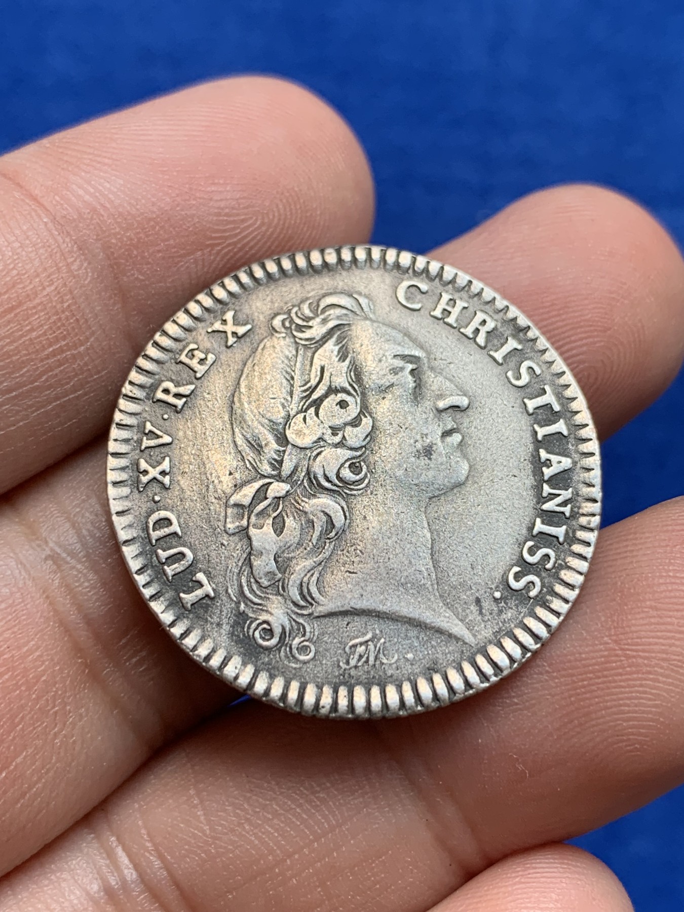 欢迎参加《竞宝斋》为国而庆 老张自藏专场 ，定制纪念章相赠 法国1740年路易十五银质八角代币 背面天使图案少见 29.6mm 6.9克 轻微不平