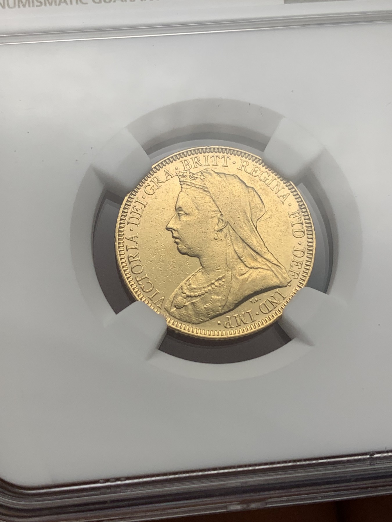 欢迎参加《竞宝斋》为国而庆 老张自藏专场 ，定制纪念章相赠 NGC AU 英国 1893年 维多利亚 披纱版 1索维林金币 8克马剑金币