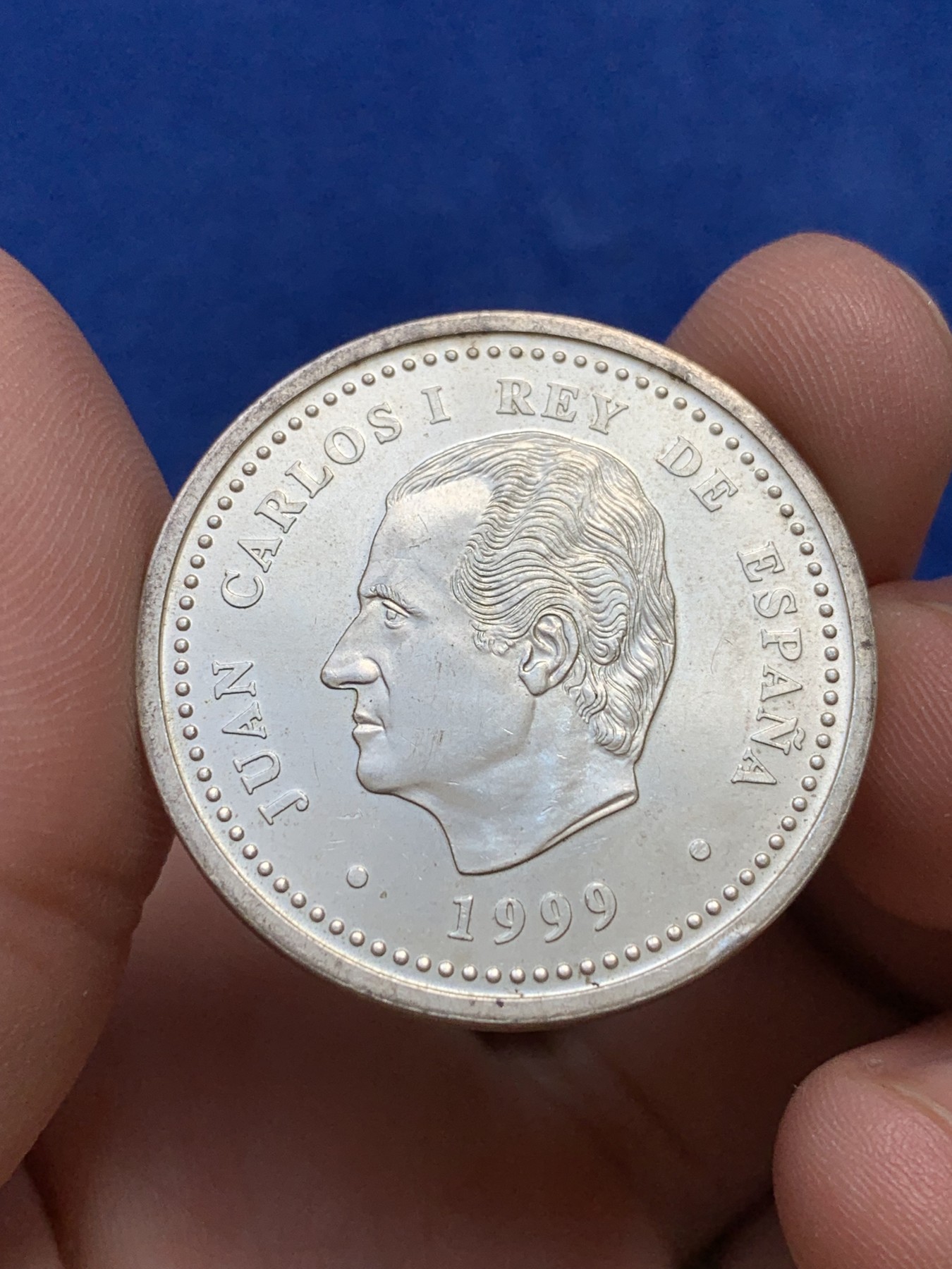 欢迎参加《竞宝斋》为国而庆 老张自藏专场 ，定制纪念章相赠 西班牙 1999年 圣雅各 2000比塞塔银币 18克 925银