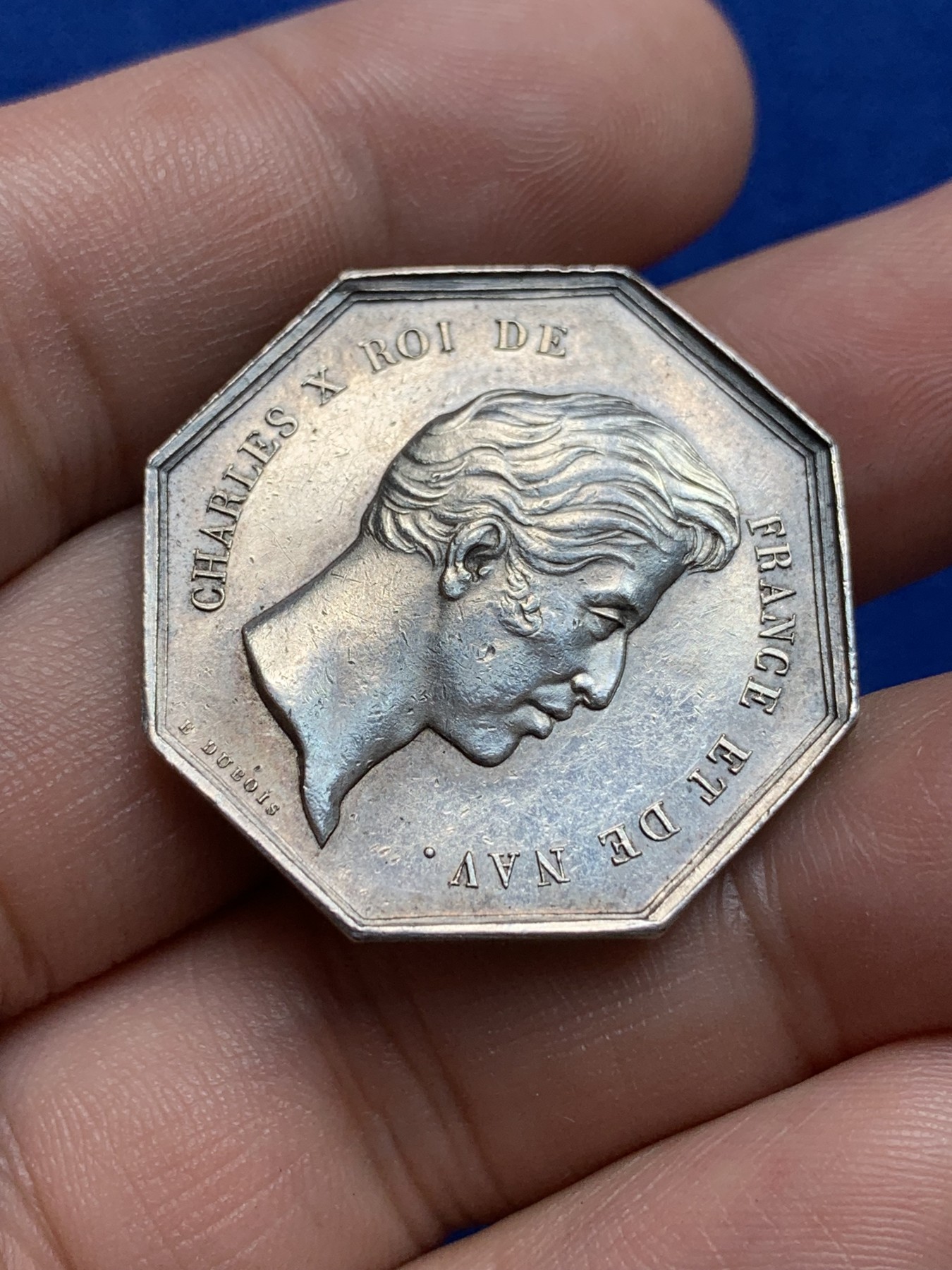 欢迎参加《竞宝斋》为国而庆 老张自藏专场 ，定制纪念章相赠 法国查理十世奥尔良地区公证人银质八角代币，沉默之神塔喀特，16g，30.6mm，早期无边铭 细节不错