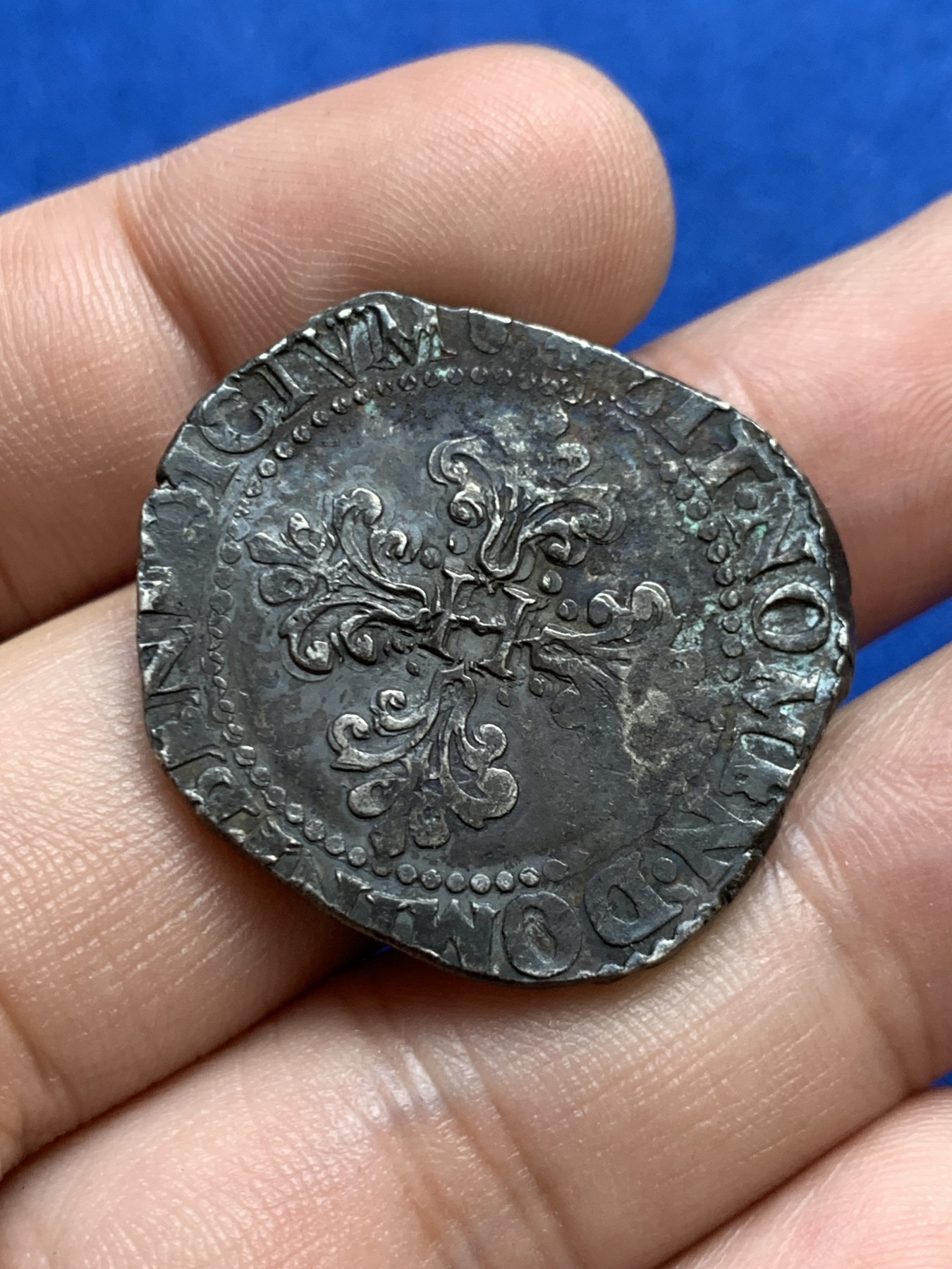 欢迎参加《竞宝斋》为国而庆 老张自藏专场 ，定制纪念章相赠 法国 1585年 亨利三世 1法郎银币（半元型） 14.15克 稀见品质 打制清晰 目录重量为14.188克 几乎无磨损