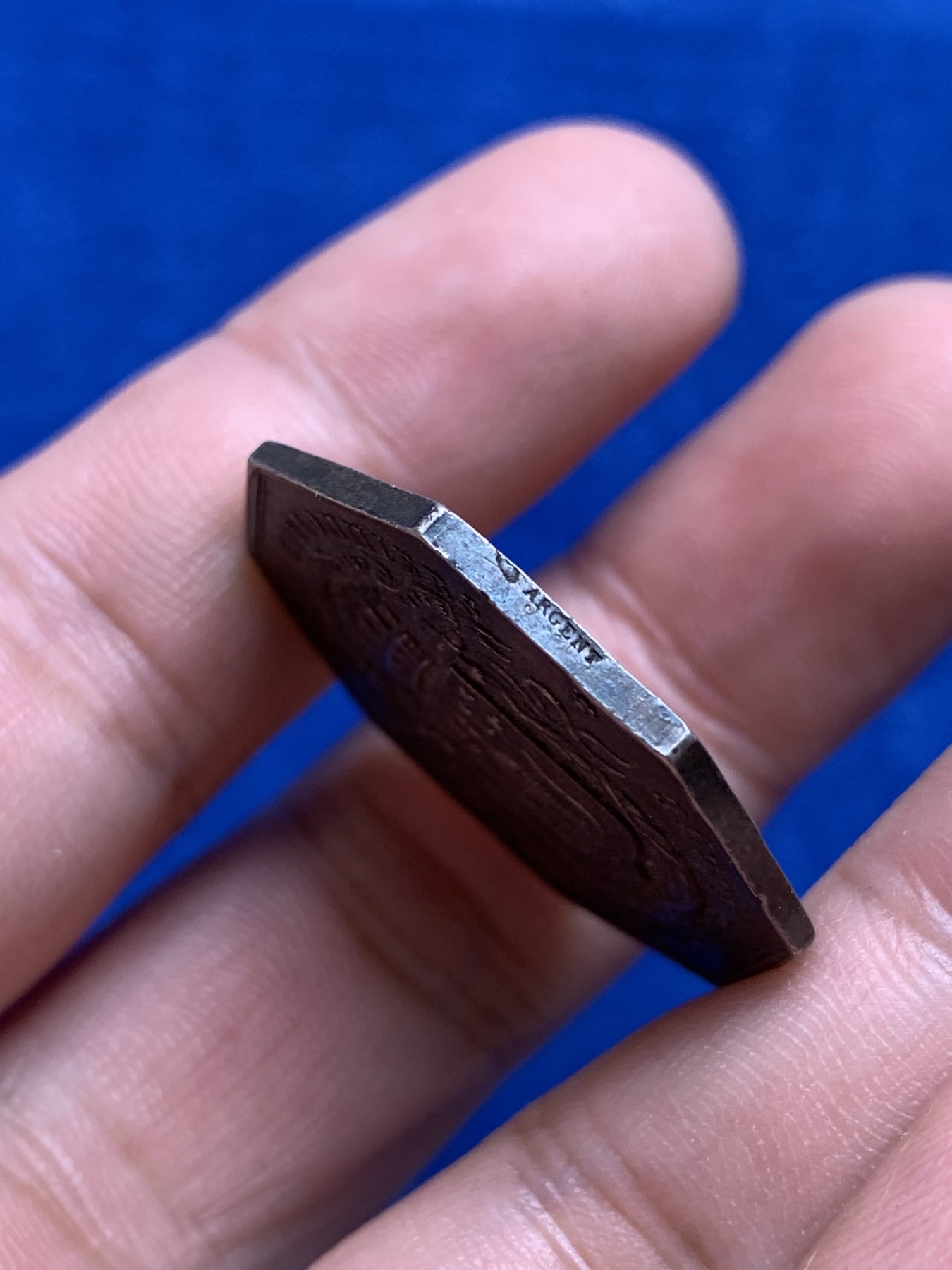 欢迎参加《竞宝斋》为国而庆 老张自藏专场 ，定制纪念章相赠 法国库仑米尔斯银质八角代币 31.1mm 12.4克 丰饶角银标 双面深包浆 品种不多