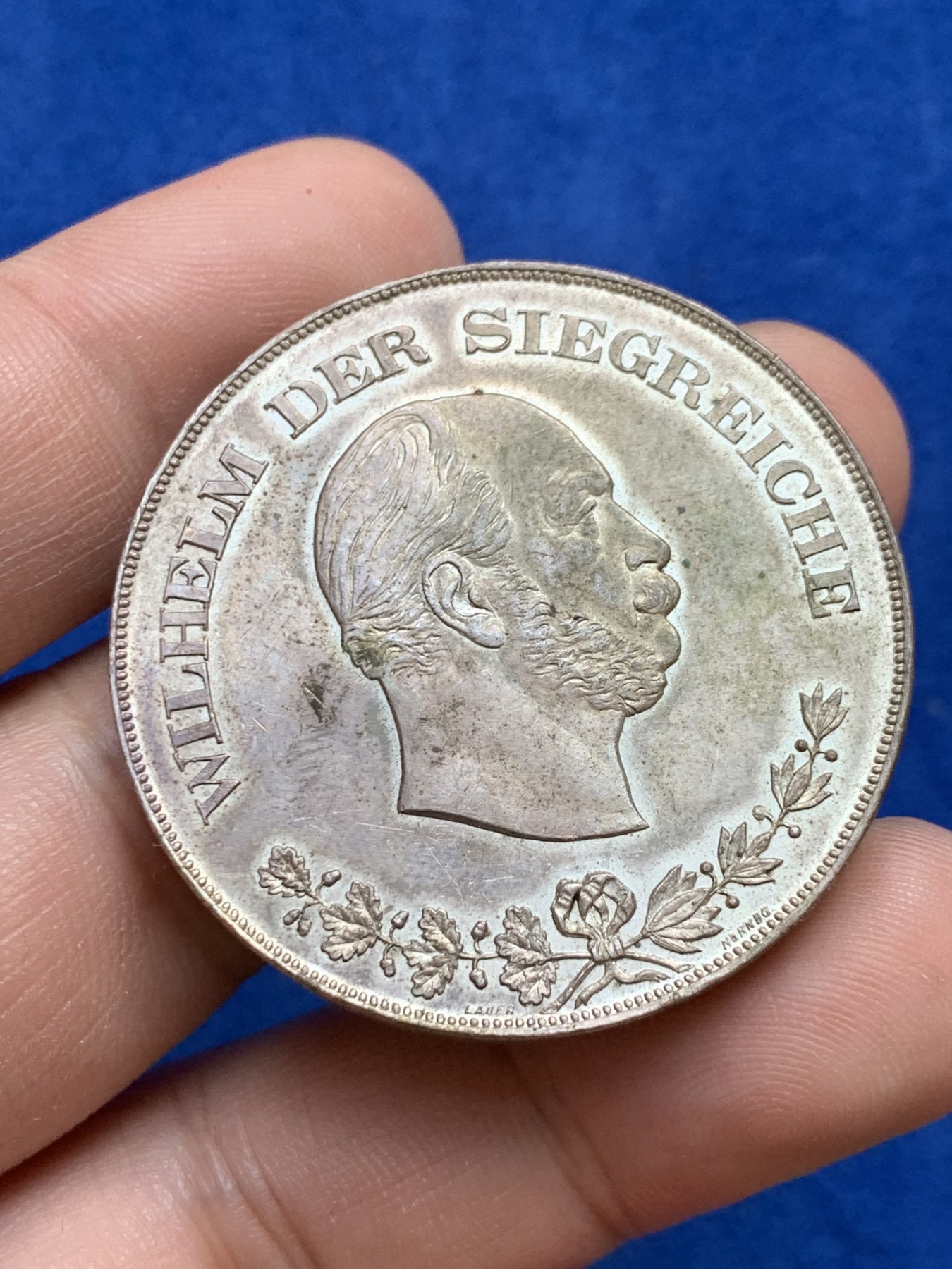 欢迎参加《竞宝斋》为国而庆 老张自藏专场 ，定制纪念章相赠 德国 普鲁士 1861-1886 威廉一世 执政25周年纪念 镀银大铜章（看不出材质就当铜的吧）34克 40.4mm 设计精美 哥特体漂亮 难得品种