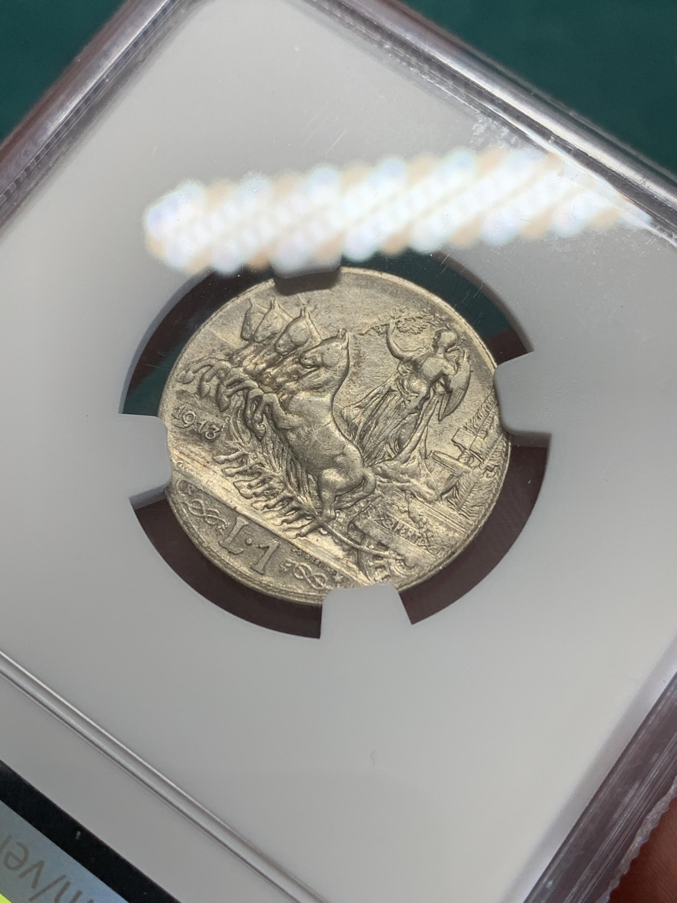 欢迎参加《竞宝斋》为国而庆 老张自藏专场 ，定制纪念章相赠 NGC XF 意大利 1913年 圈版 1里拉 马车银币 随缘