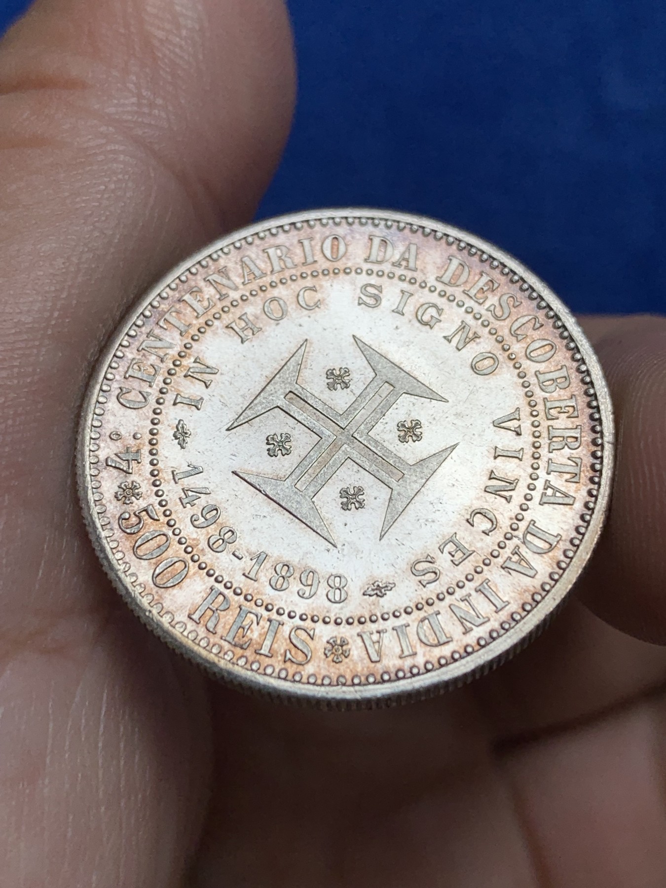 欢迎参加《竞宝斋》为国而庆 老张自藏专场 ，定制纪念章相赠 葡萄牙1898发现印度400周年500瑞斯银币 PL底板 深彩包浆