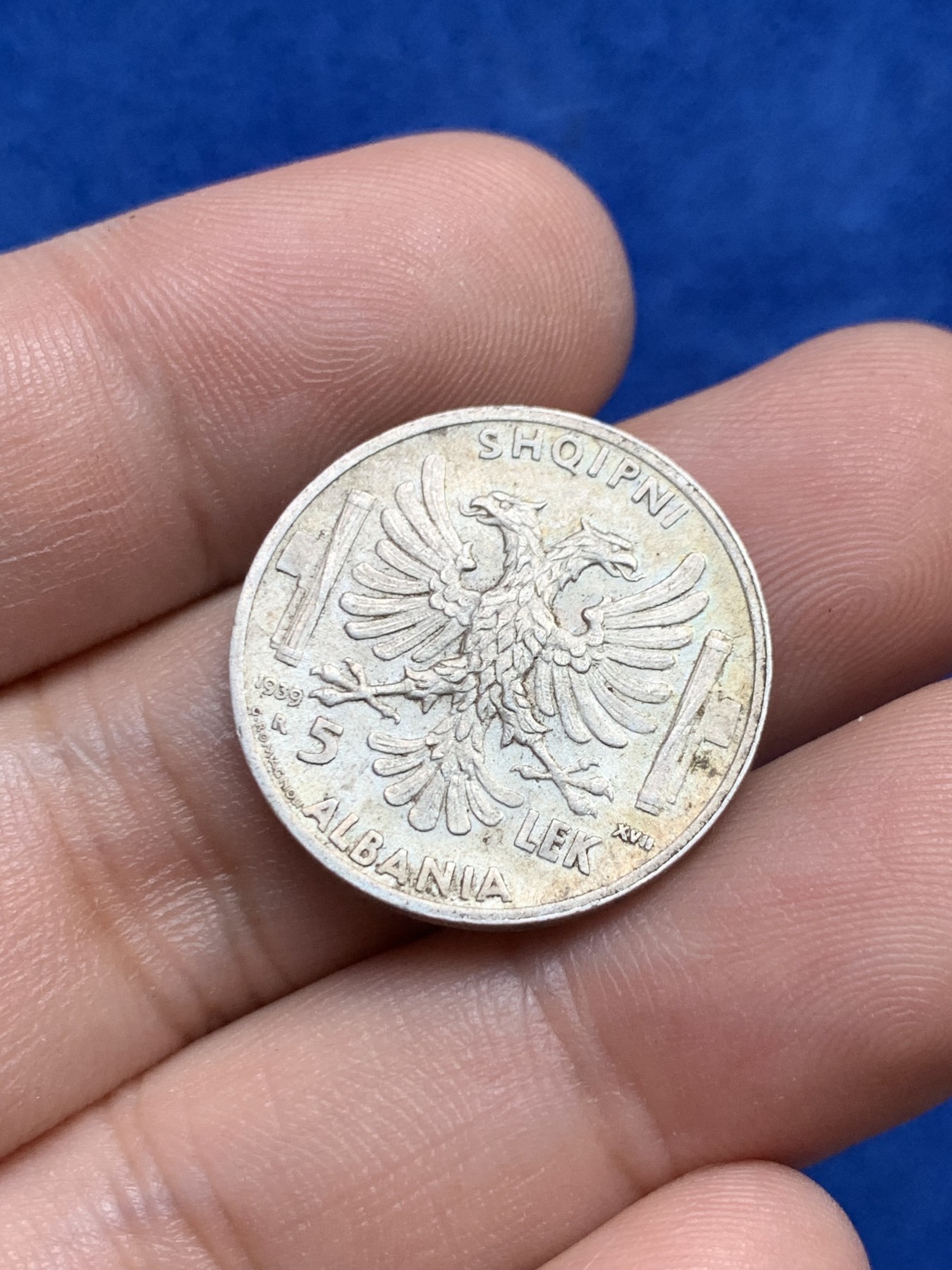 欢迎参加《竞宝斋》为国而庆 老张自藏专场 ，定制纪念章相赠 意占阿尔巴尼亚1939年5列克银币，带光好品。少见品种