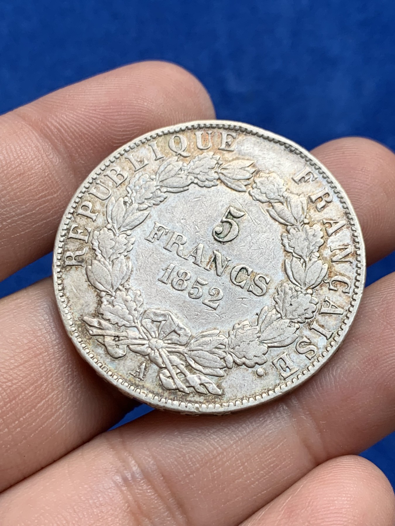 欢迎参加《竞宝斋》为国而庆 老张自藏专场 ，定制纪念章相赠 法国 1852年 拿破仑三世5法郎银币 无冠版 底光好双面包浆 安逸