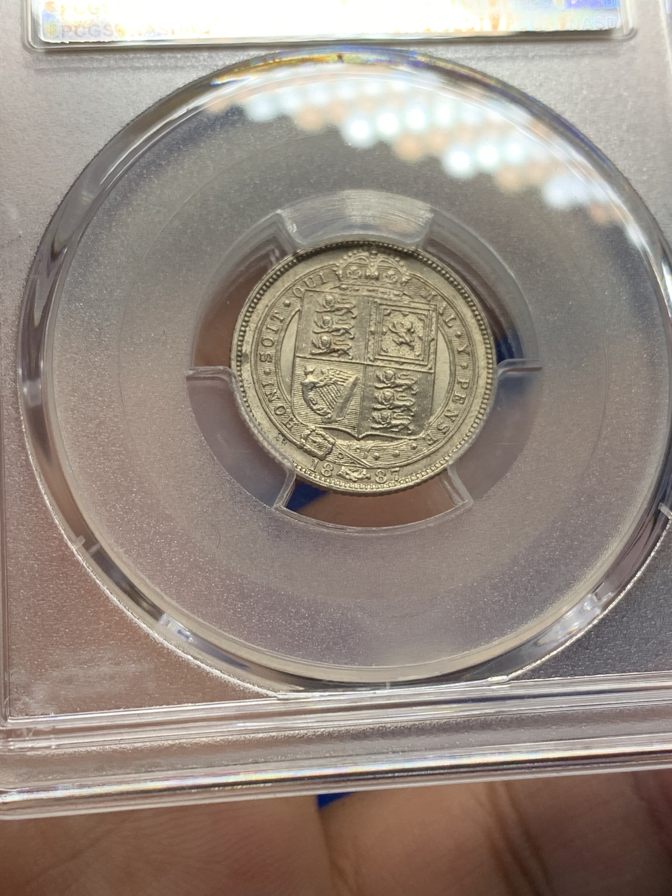 欢迎参加《竞宝斋》为国而庆 老张自藏专场 ，定制纪念章相赠 PCGS MS64 英国1887年维多利亚高冠版 6便士银币 早期严评 丝绸底板