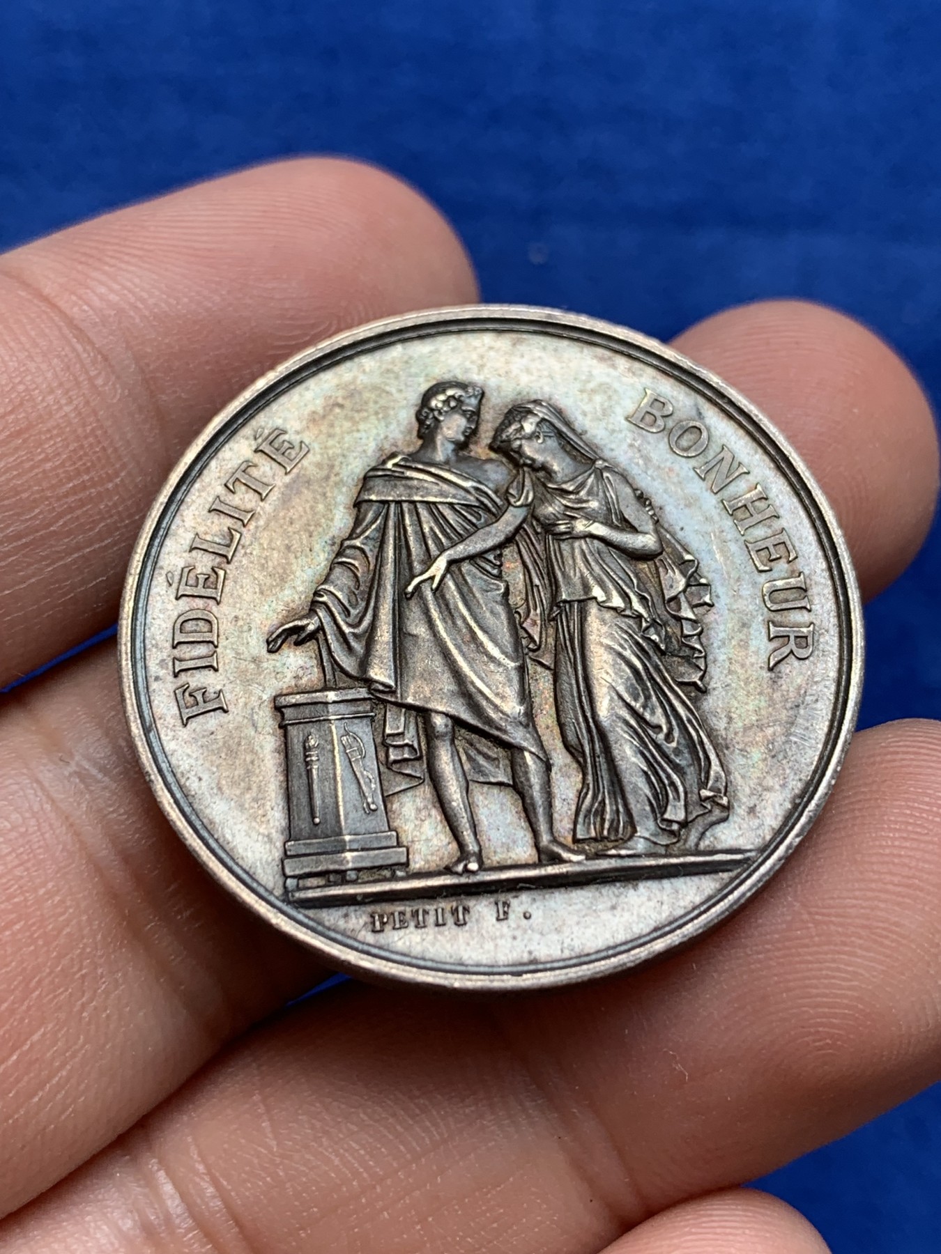 欢迎参加《竞宝斋》为国而庆 老张自藏专场 ，定制纪念章相赠 法国1860-1879银质婚章 33.5mm 15.8克 细节好 双面深黑包浆 带彩 蜜蜂边铭 银标