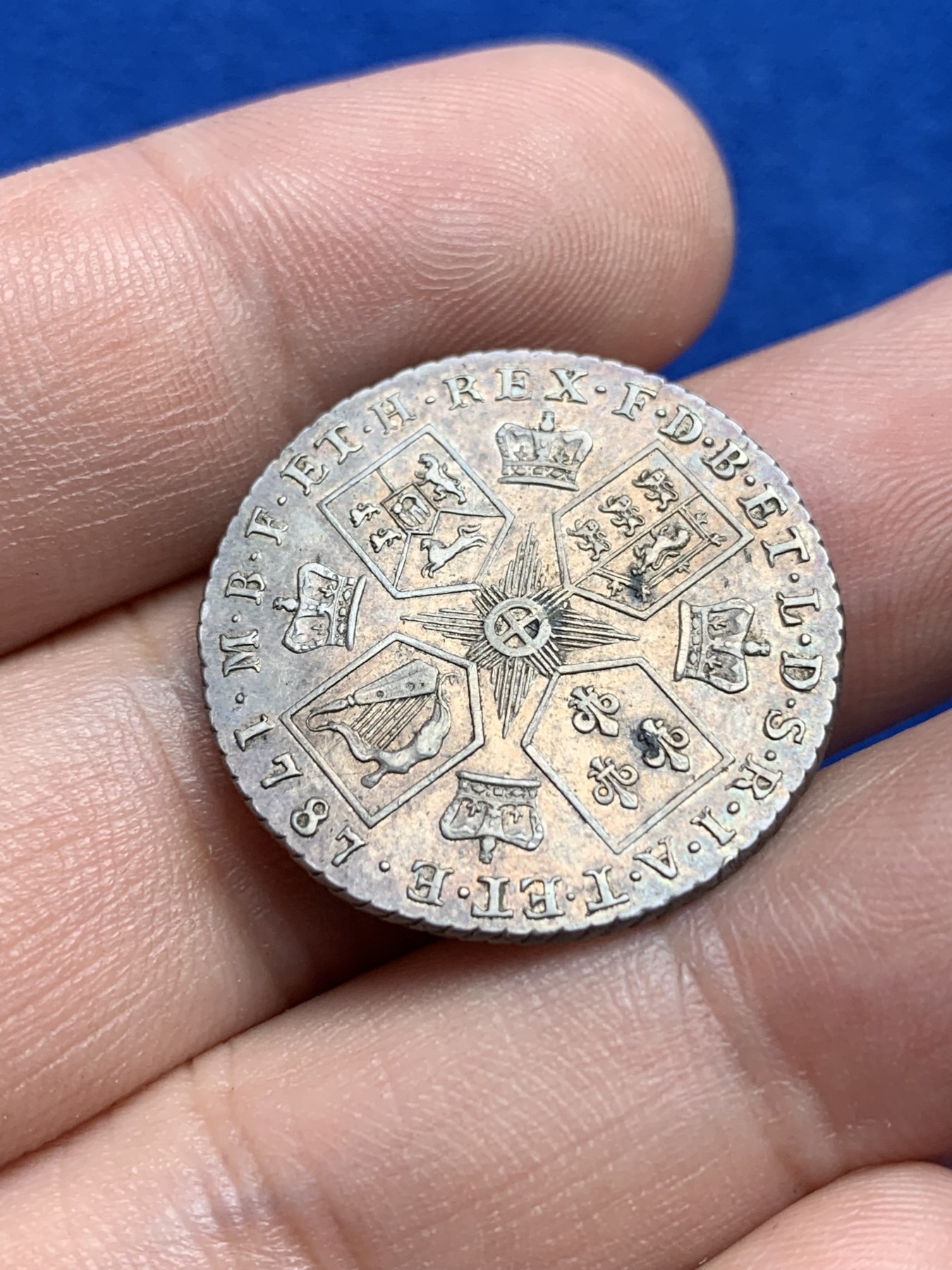 欢迎参加《竞宝斋》为国而庆 老张自藏专场 ，定制纪念章相赠 英国1787年乔治三世1先令银币 双面深彩包浆 细节保留得非常好