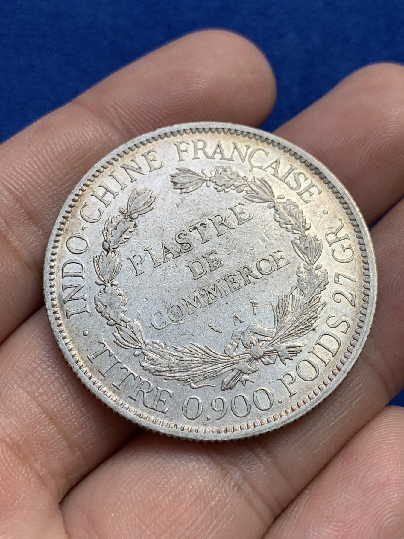 欢迎参加《竞宝斋》为国而庆 老张自藏专场 ，定制纪念章相赠 法属印支1899年坐洋壹圆银币 早期年份 包浆漂亮