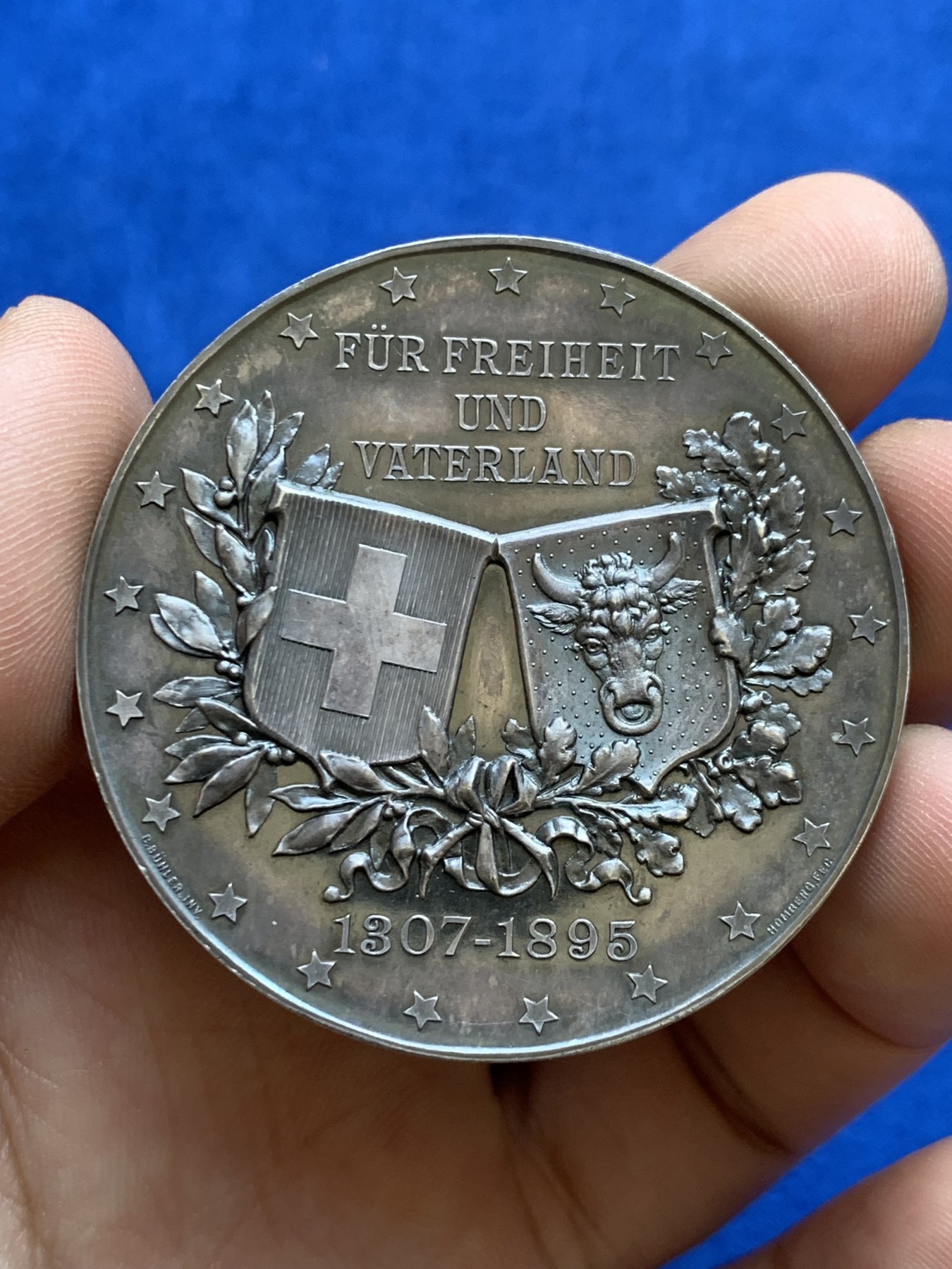 欢迎参加《竞宝斋》为国而庆 老张自藏专场 ，定制纪念章相赠 瑞士 1895年 威廉·泰尔 父子大银章 51.7克 50mm 高等级状态 大尺寸的unc缺陷的1600多，这枚状态极好 来价也高