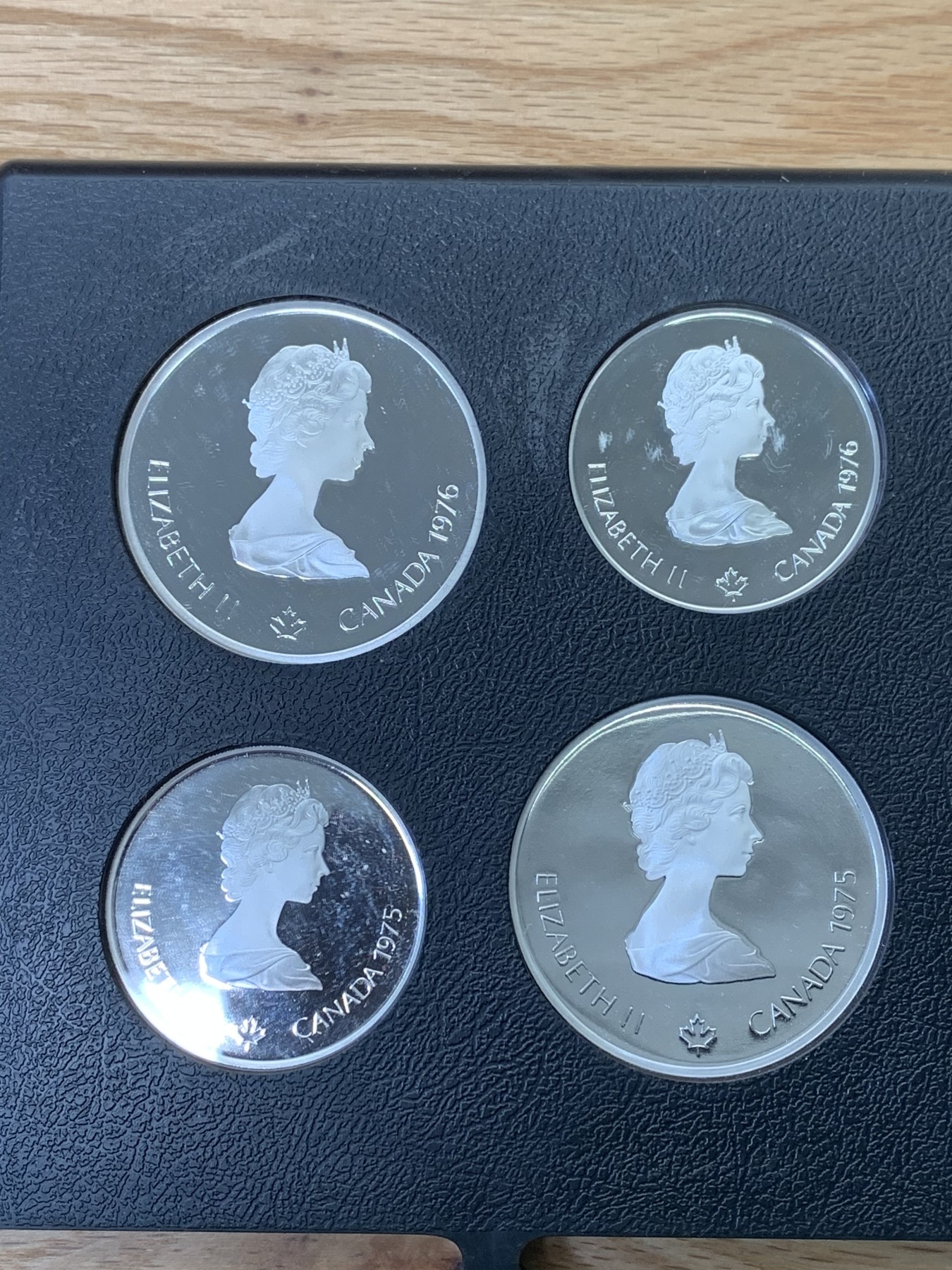 欢迎参加《竞宝斋》为国而庆 老张自藏专场 ，定制纪念章相赠 加拿大 1976年 蒙特利尔奥运会 精制版28枚大全套带原盒证书 24.3克14枚，48.6克14枚1.02公斤 带抽屉木盒 所见唯一