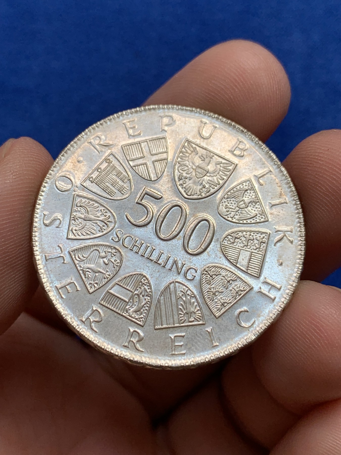 欢迎参加《竞宝斋》为国而庆 老张自藏专场 ，定制纪念章相赠 奥地利1982年印刷术500周年纪念500先令银币 底板底光都非常好 高品质