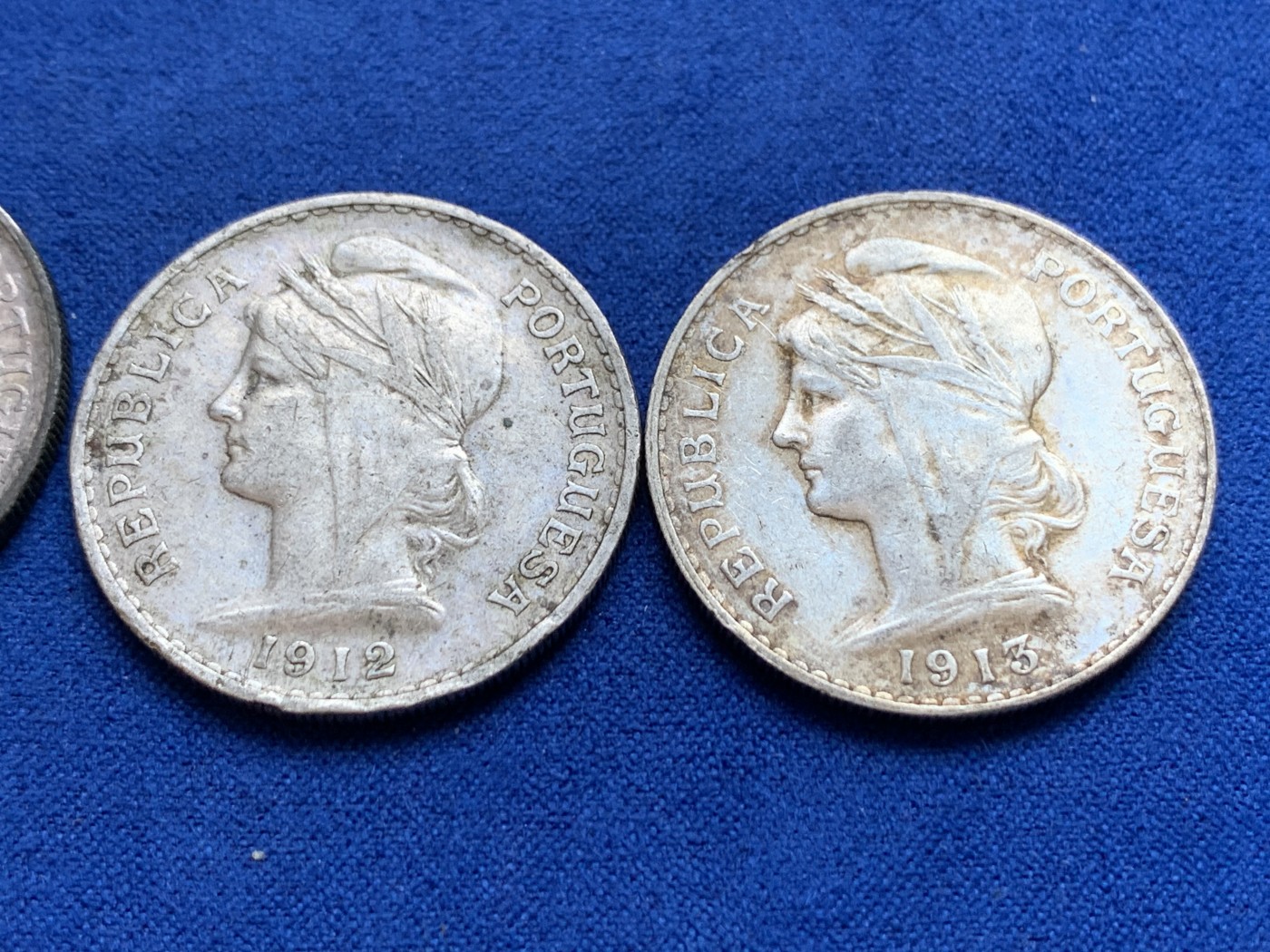 欢迎参加《竞宝斋》为国而庆 老张自藏专场 ，定制纪念章相赠 葡萄牙 女神 1912-14年 50分银币(半元型) 3枚一组 自然原味