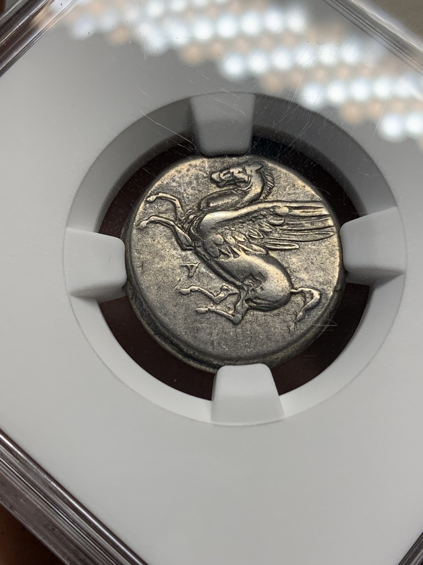 欢迎参加《竞宝斋》为国而庆 老张自藏专场 ，定制纪念章相赠 NGC CH VF 公元前350-270年 古希腊 阿卡纳尼亚 雅典娜 飞马银币 打制清晰 居中完整