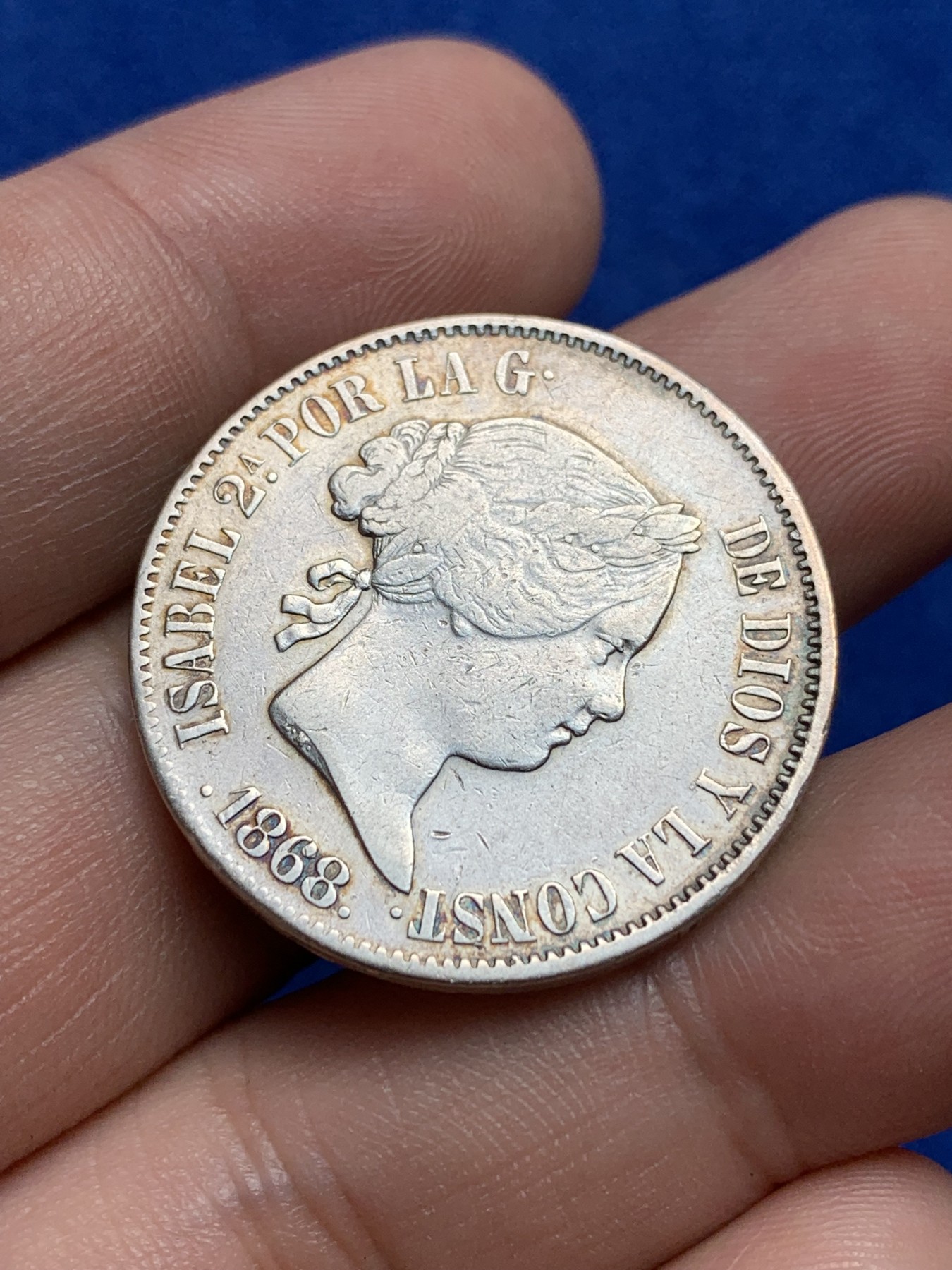 欢迎参加《竞宝斋》为国而庆 老张自藏专场 ，定制纪念章相赠 西属菲律宾 1868 伊莎贝拉二世 猪头妹 半比索银币 发行量只有43万枚 比本土的难见很多 半圆型面值